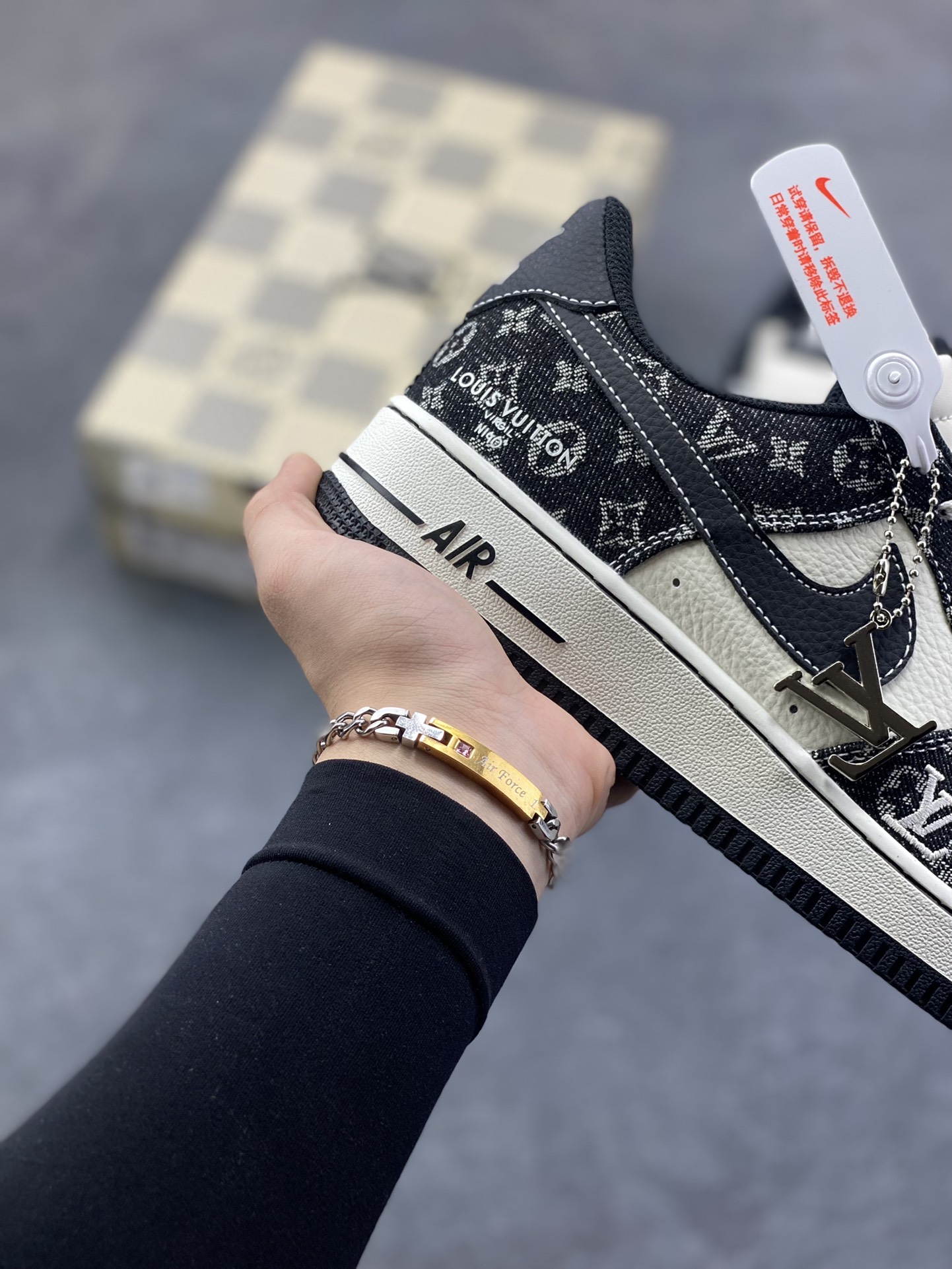图片[6]-NIke Air Force 1 \’07 Low “LV联名–白黑牛仔” 空军一号低帮 运动鞋 休闲鞋 折边针车 工艺难度大 原楦头原纸板 高端定制鞋盒 原厂鞋底 超高清洁度 细节完美 货号：NH0601-579 尺码：36 36.5 37.5 38 38.5 39 40 40.5 41 42 42.5 43 44 44.5 45-选品中心