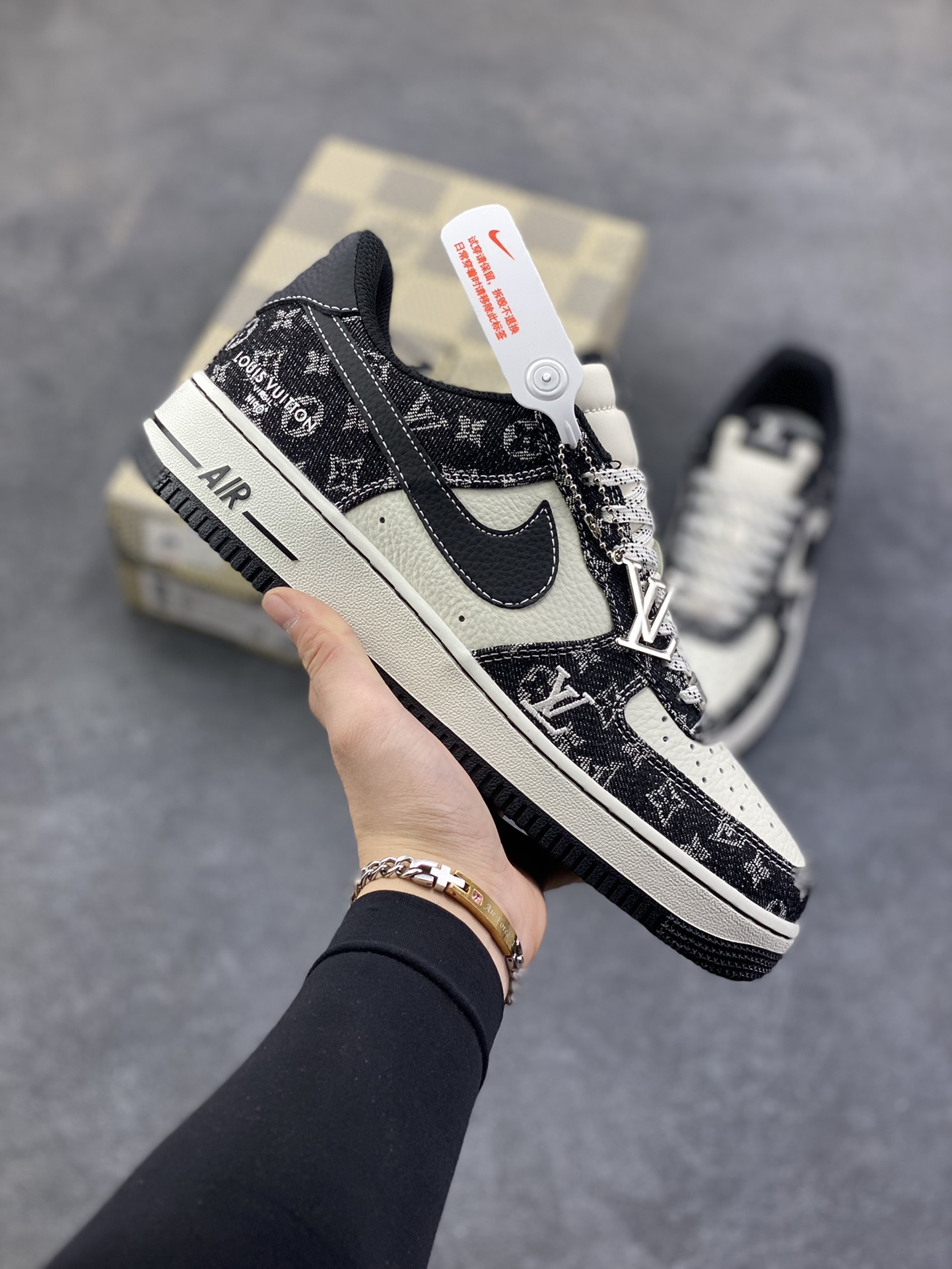 NIke Air Force 1 \’07 Low “LV联名–白黑牛仔” 空军一号低帮 运动鞋 休闲鞋 折边针车 工艺难度大 原楦头原纸板 高端定制鞋盒 原厂鞋底 超高清洁度 细节完美 货号：NH0601-579 尺码：36 36.5 37.5 38 38.5 39 40 40.5 41 42 42.5 43 44 44.5 45-选品中心