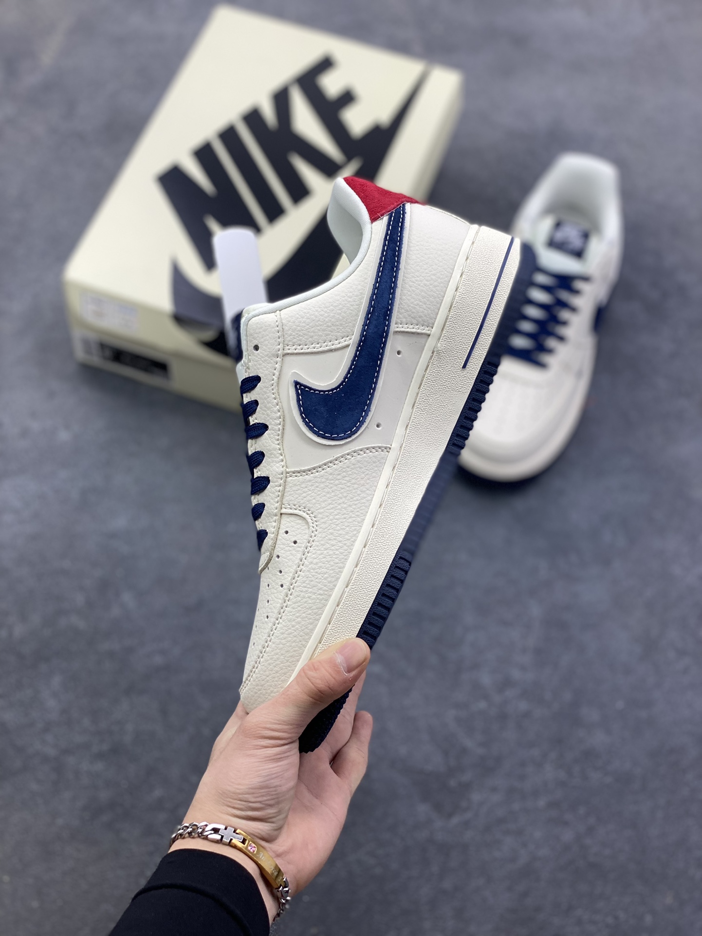图片[3]-NIke Air Force 1 \’07 Low “NIKE蓝红——米白蓝红猪八革”空军一号 低帮 运动鞋 休闲鞋 折边针车 工艺难度大 原楦头原纸板 原装鞋盒 定制五金配件 内置全掌气垫 原厂鞋底 货号：DD1982-326 尺码：36 36.5 37.5 38 38.5 39 40 40.5 41 42 42.5 43 44 44.5 45-选品中心