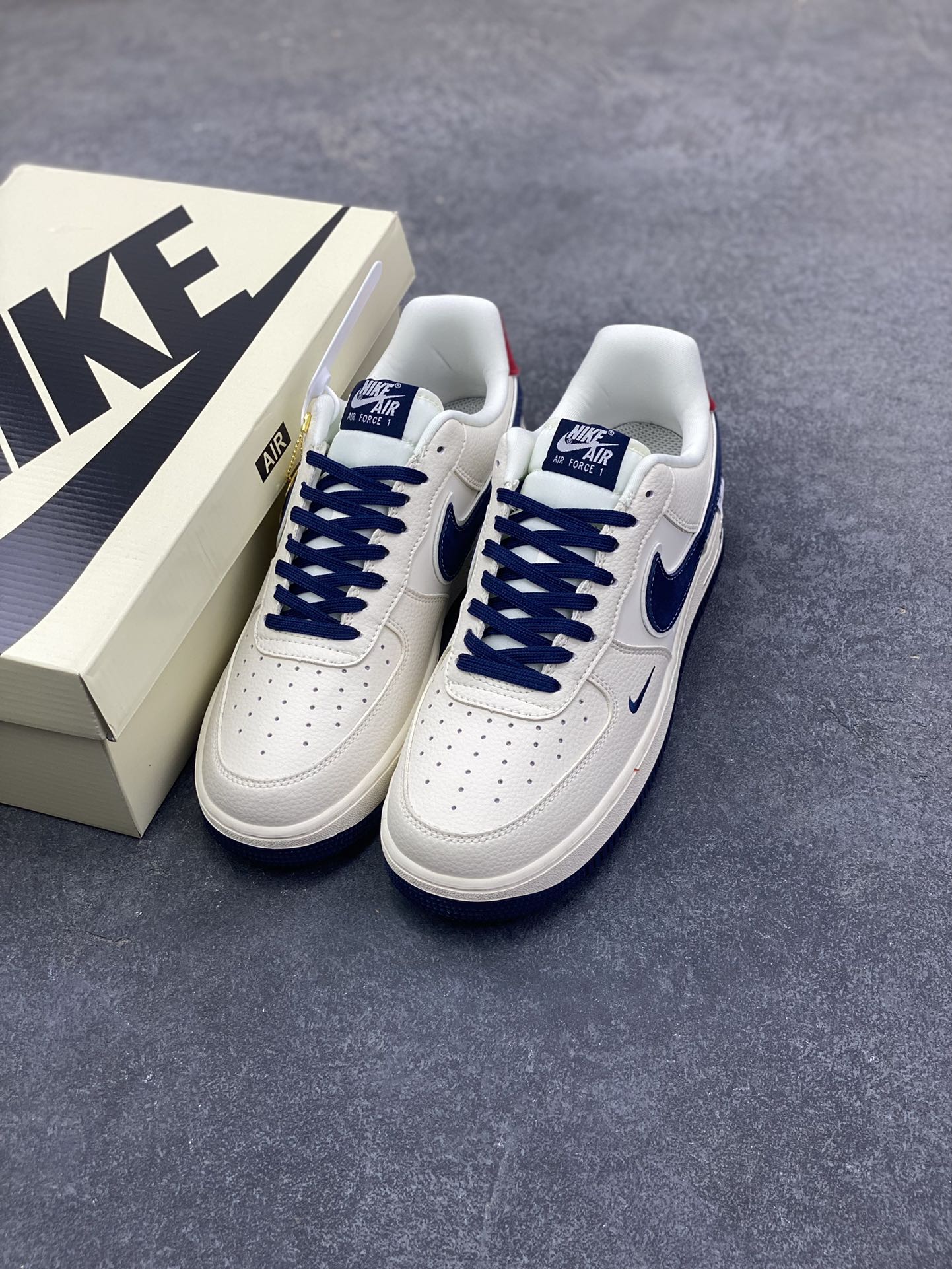 图片[8]-NIke Air Force 1 \’07 Low “NIKE蓝红——米白蓝红猪八革”空军一号 低帮 运动鞋 休闲鞋 折边针车 工艺难度大 原楦头原纸板 原装鞋盒 定制五金配件 内置全掌气垫 原厂鞋底 货号：DD1982-326 尺码：36 36.5 37.5 38 38.5 39 40 40.5 41 42 42.5 43 44 44.5 45-选品中心