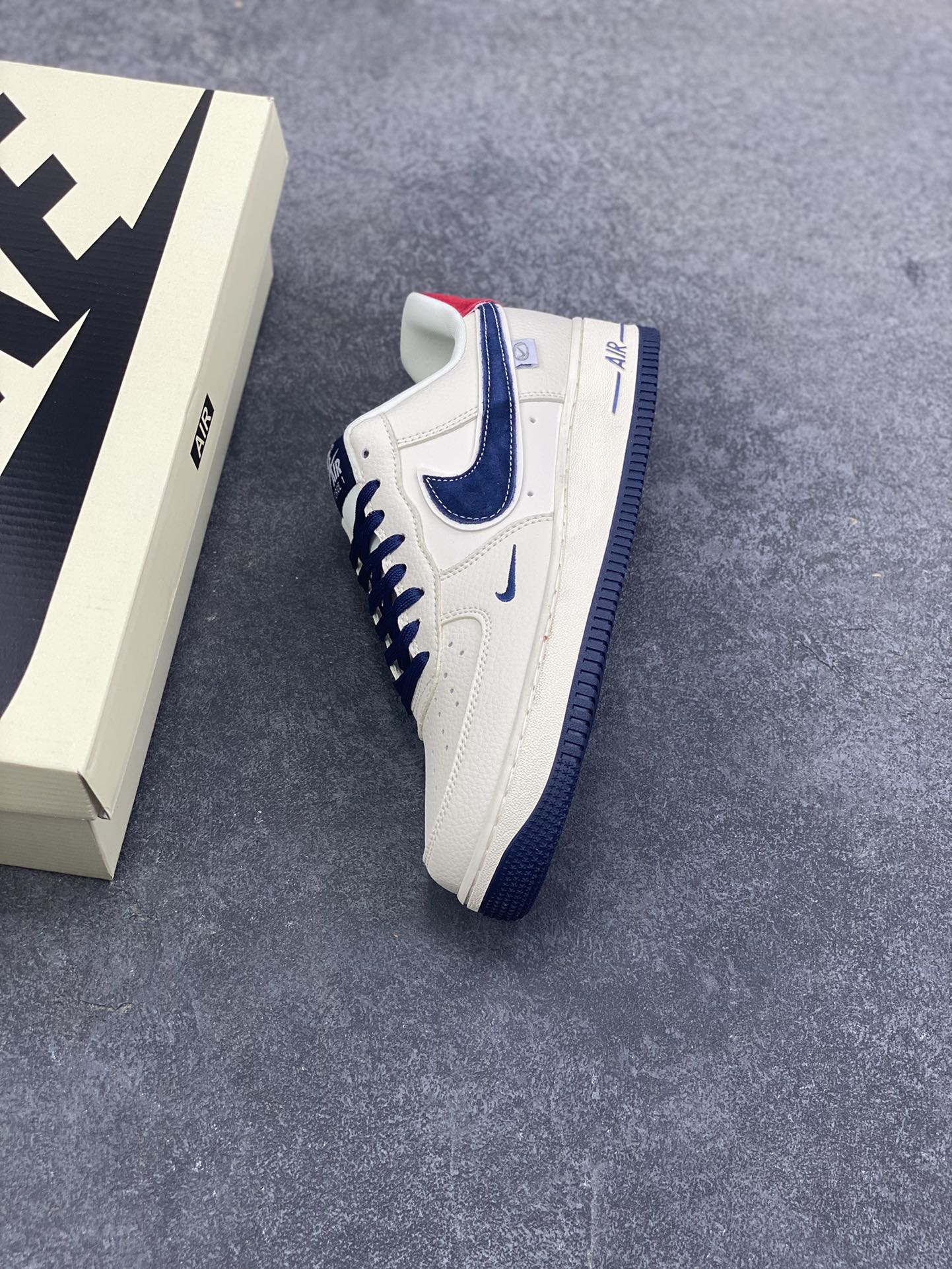 图片[7]-NIke Air Force 1 \’07 Low “NIKE蓝红——米白蓝红猪八革”空军一号 低帮 运动鞋 休闲鞋 折边针车 工艺难度大 原楦头原纸板 原装鞋盒 定制五金配件 内置全掌气垫 原厂鞋底 货号：DD1982-326 尺码：36 36.5 37.5 38 38.5 39 40 40.5 41 42 42.5 43 44 44.5 45-选品中心