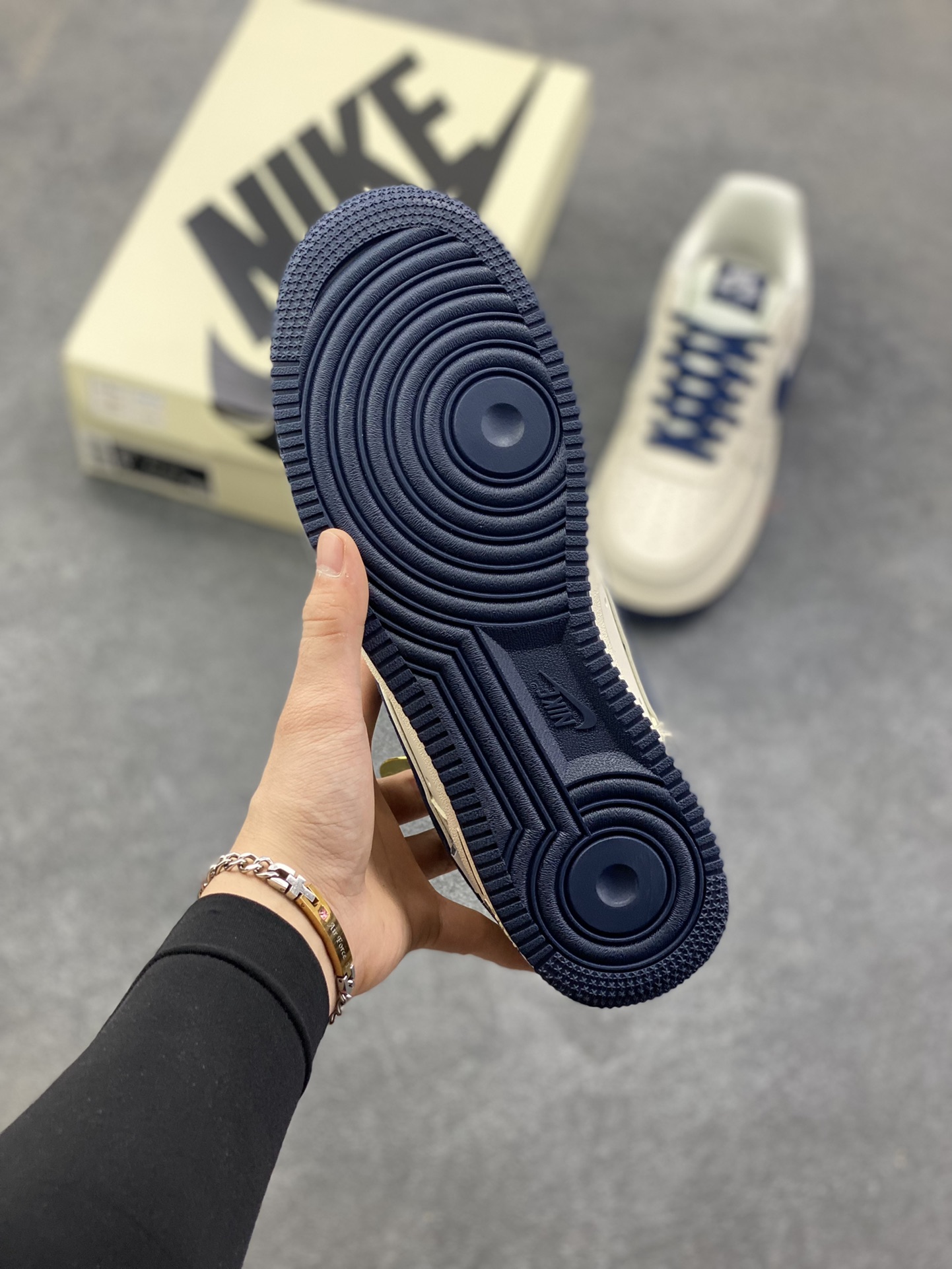 图片[5]-NIke Air Force 1 \’07 Low “NIKE蓝红——米白蓝红猪八革”空军一号 低帮 运动鞋 休闲鞋 折边针车 工艺难度大 原楦头原纸板 原装鞋盒 定制五金配件 内置全掌气垫 原厂鞋底 货号：DD1982-326 尺码：36 36.5 37.5 38 38.5 39 40 40.5 41 42 42.5 43 44 44.5 45-选品中心