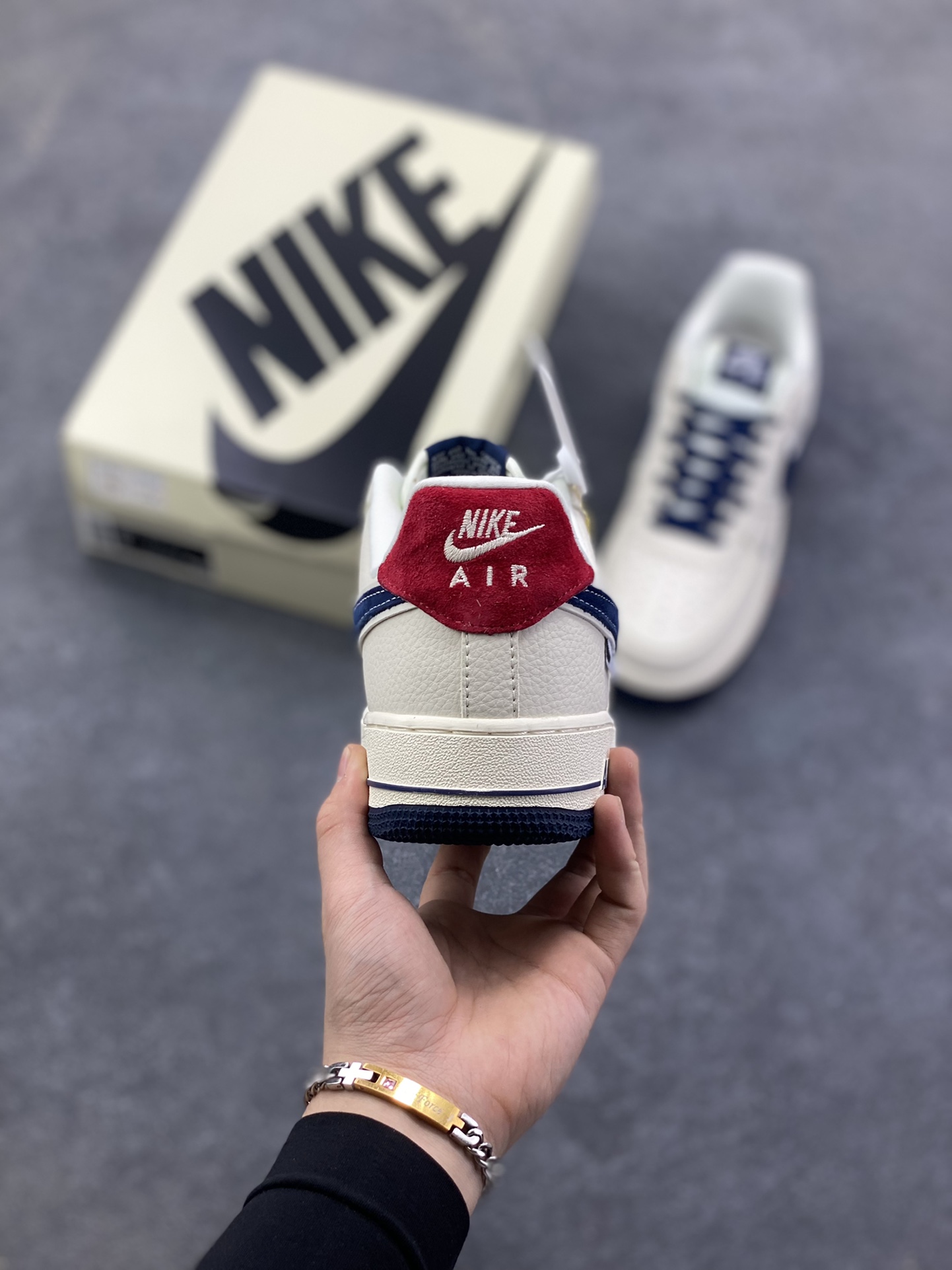 图片[4]-NIke Air Force 1 \’07 Low “NIKE蓝红——米白蓝红猪八革”空军一号 低帮 运动鞋 休闲鞋 折边针车 工艺难度大 原楦头原纸板 原装鞋盒 定制五金配件 内置全掌气垫 原厂鞋底 货号：DD1982-326 尺码：36 36.5 37.5 38 38.5 39 40 40.5 41 42 42.5 43 44 44.5 45-选品中心