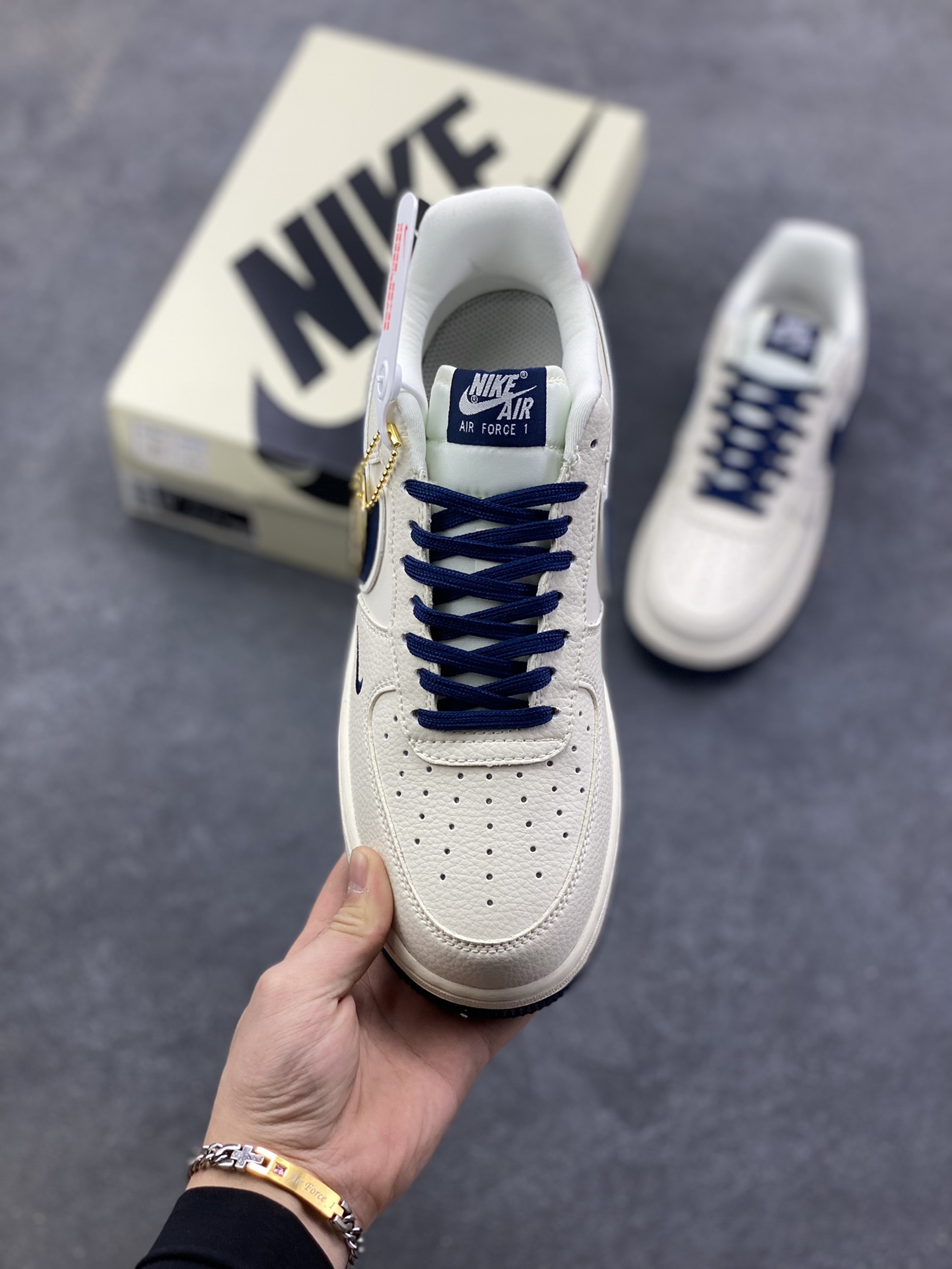 图片[2]-NIke Air Force 1 \’07 Low “NIKE蓝红——米白蓝红猪八革”空军一号 低帮 运动鞋 休闲鞋 折边针车 工艺难度大 原楦头原纸板 原装鞋盒 定制五金配件 内置全掌气垫 原厂鞋底 货号：DD1982-326 尺码：36 36.5 37.5 38 38.5 39 40 40.5 41 42 42.5 43 44 44.5 45-选品中心