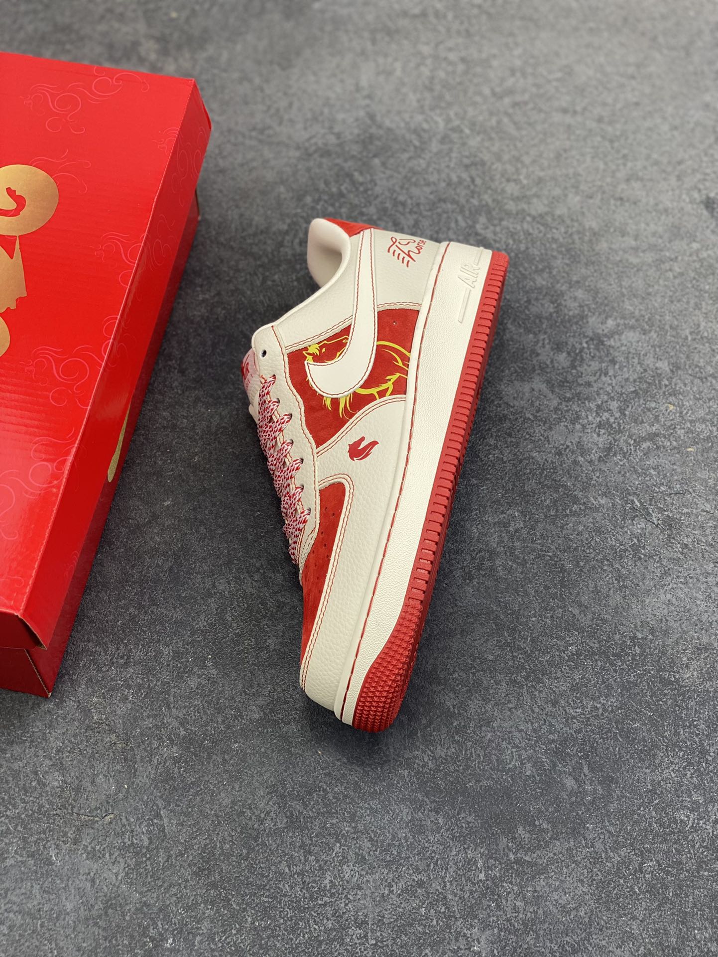 图片[7]-NIke Air Force 1 \’07 Low “马年联名——红马”空军一号 低帮 运动鞋 休闲鞋 折边针车 工艺难度大 原楦头原纸板 原装鞋盒 定制五金配件 内置全掌气垫 原厂鞋底 货号：XL1979-133 尺码：36 36.5 37.5 38 38.5 39 40 40.5 41 42 42.5 43 44 44.5 45-选品中心