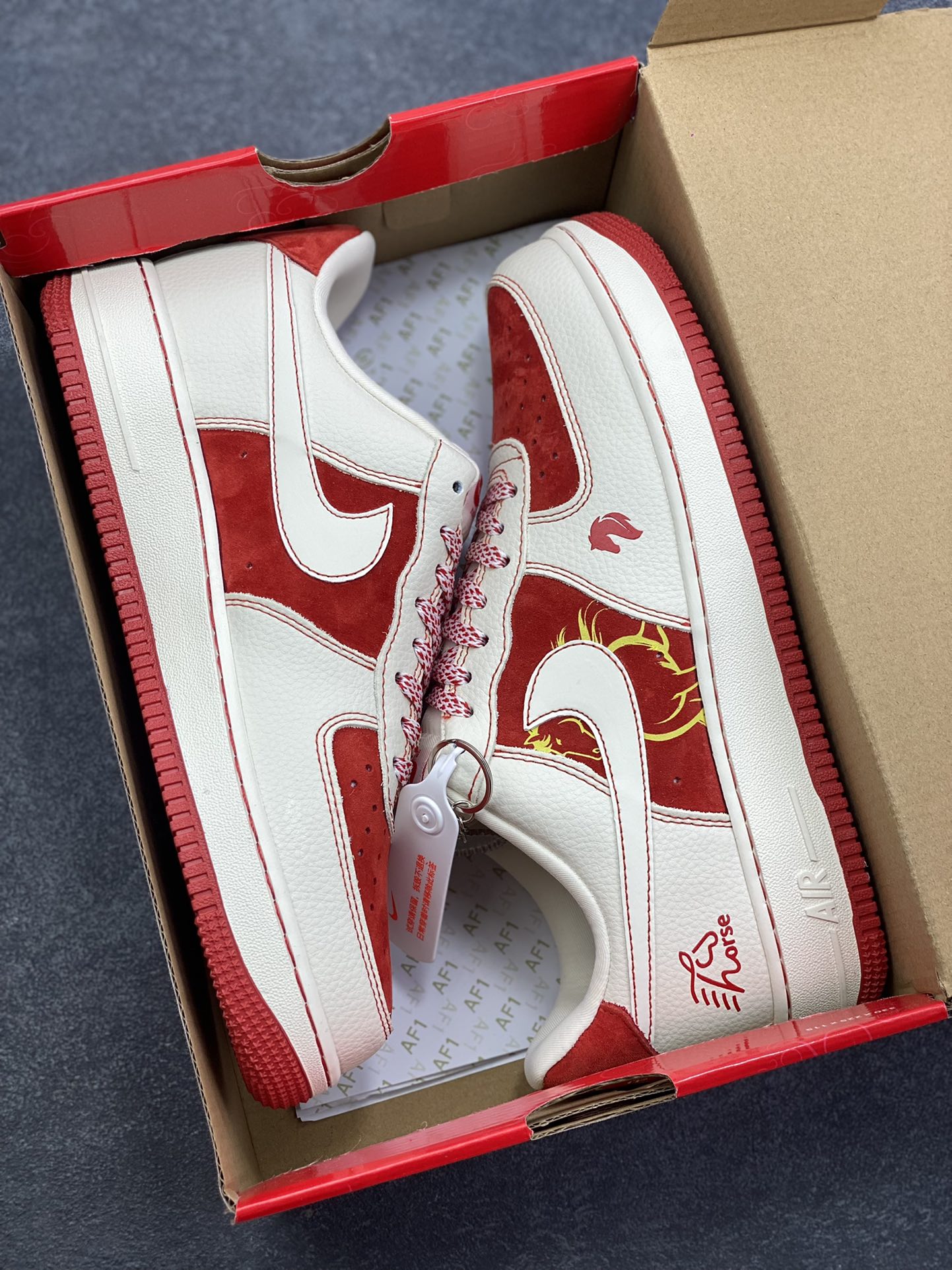 图片[9]-NIke Air Force 1 \’07 Low “马年联名——红马”空军一号 低帮 运动鞋 休闲鞋 折边针车 工艺难度大 原楦头原纸板 原装鞋盒 定制五金配件 内置全掌气垫 原厂鞋底 货号：XL1979-133 尺码：36 36.5 37.5 38 38.5 39 40 40.5 41 42 42.5 43 44 44.5 45-选品中心