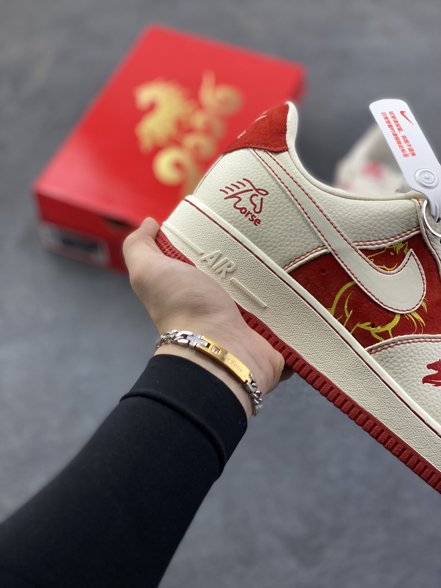 图片[6]-NIke Air Force 1 \’07 Low “马年联名——红马”空军一号 低帮 运动鞋 休闲鞋 折边针车 工艺难度大 原楦头原纸板 原装鞋盒 定制五金配件 内置全掌气垫 原厂鞋底 货号：XL1979-133 尺码：36 36.5 37.5 38 38.5 39 40 40.5 41 42 42.5 43 44 44.5 45-选品中心