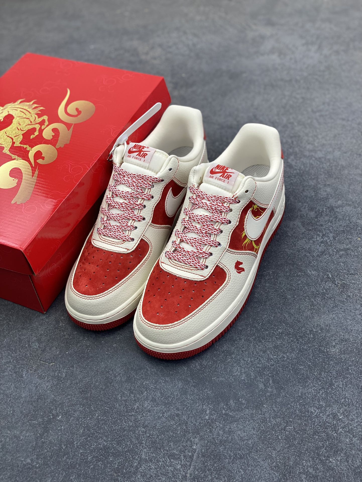 图片[8]-NIke Air Force 1 \’07 Low “马年联名——红马”空军一号 低帮 运动鞋 休闲鞋 折边针车 工艺难度大 原楦头原纸板 原装鞋盒 定制五金配件 内置全掌气垫 原厂鞋底 货号：XL1979-133 尺码：36 36.5 37.5 38 38.5 39 40 40.5 41 42 42.5 43 44 44.5 45-选品中心