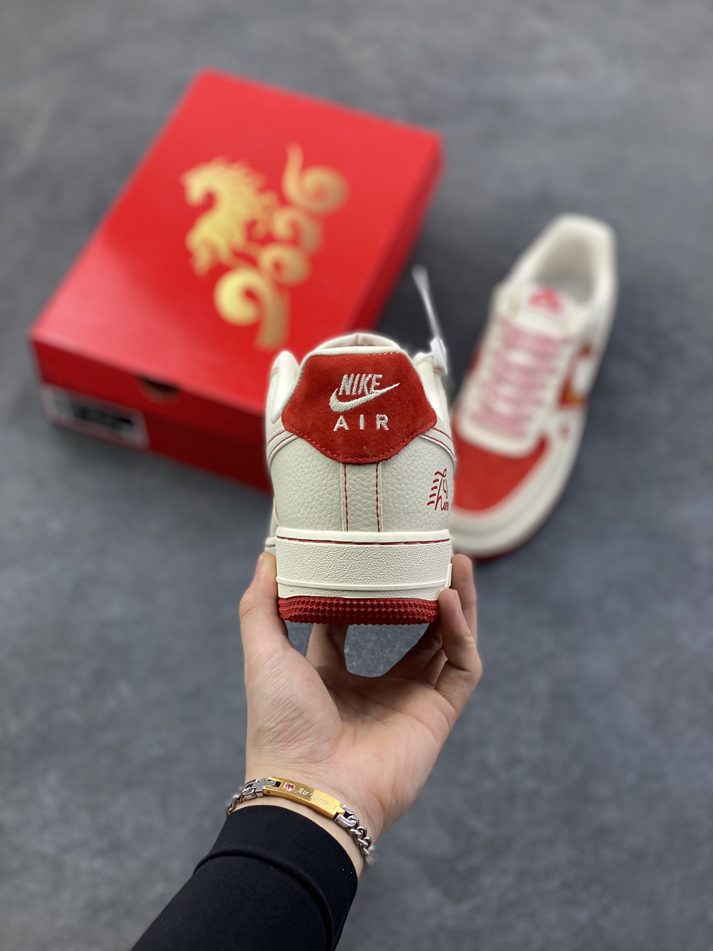 图片[4]-NIke Air Force 1 \’07 Low “马年联名——红马”空军一号 低帮 运动鞋 休闲鞋 折边针车 工艺难度大 原楦头原纸板 原装鞋盒 定制五金配件 内置全掌气垫 原厂鞋底 货号：XL1979-133 尺码：36 36.5 37.5 38 38.5 39 40 40.5 41 42 42.5 43 44 44.5 45-选品中心