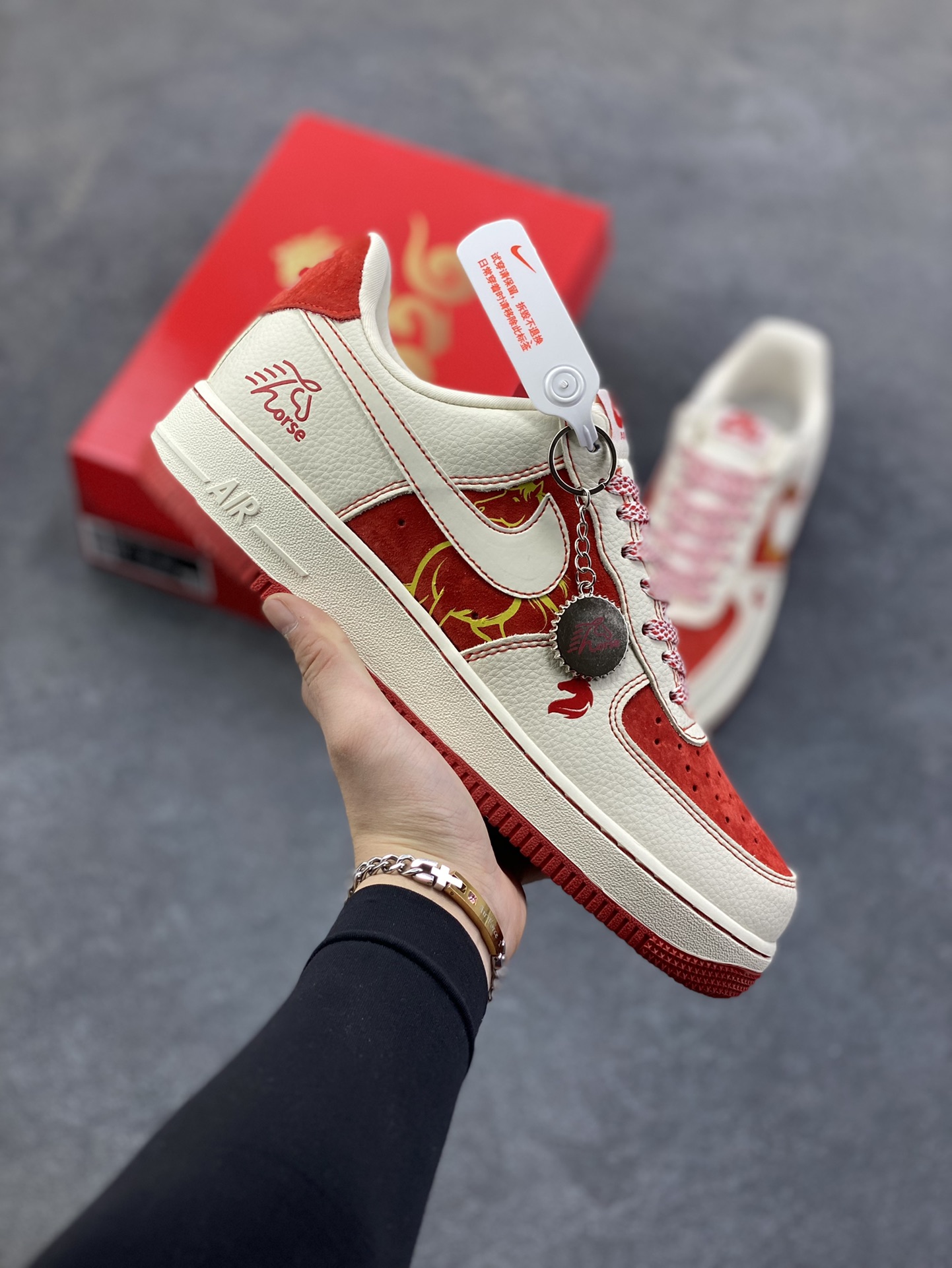 NIke Air Force 1 \’07 Low “马年联名——红马”空军一号 低帮 运动鞋 休闲鞋 折边针车 工艺难度大 原楦头原纸板 原装鞋盒 定制五金配件 内置全掌气垫 原厂鞋底 货号：XL1979-133 尺码：36 36.5 37.5 38 38.5 39 40 40.5 41 42 42.5 43 44 44.5 45-选品中心