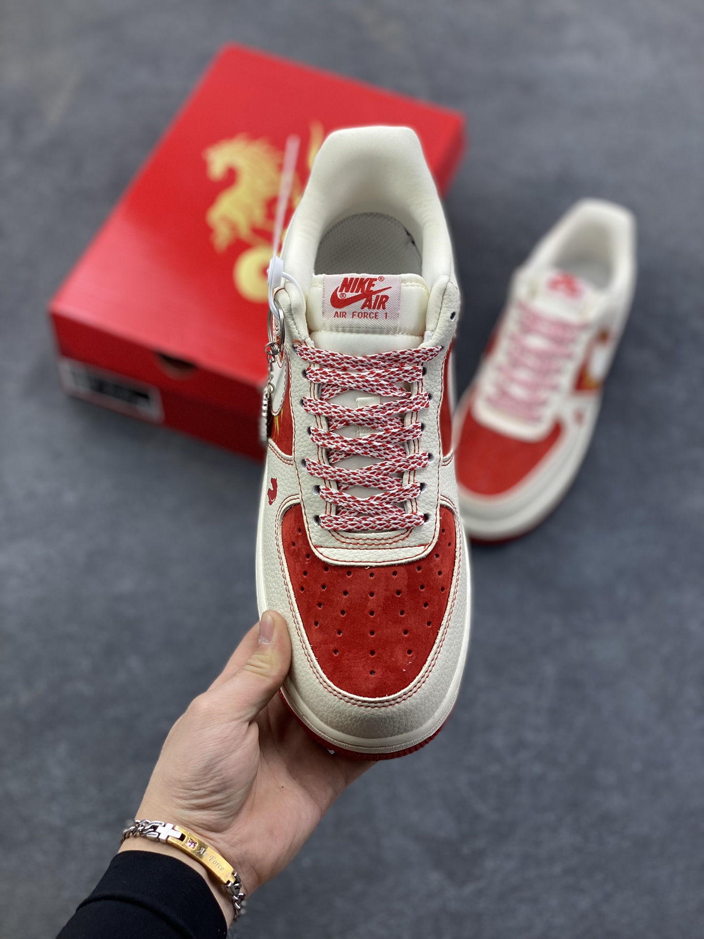 图片[2]-NIke Air Force 1 \’07 Low “马年联名——红马”空军一号 低帮 运动鞋 休闲鞋 折边针车 工艺难度大 原楦头原纸板 原装鞋盒 定制五金配件 内置全掌气垫 原厂鞋底 货号：XL1979-133 尺码：36 36.5 37.5 38 38.5 39 40 40.5 41 42 42.5 43 44 44.5 45-选品中心