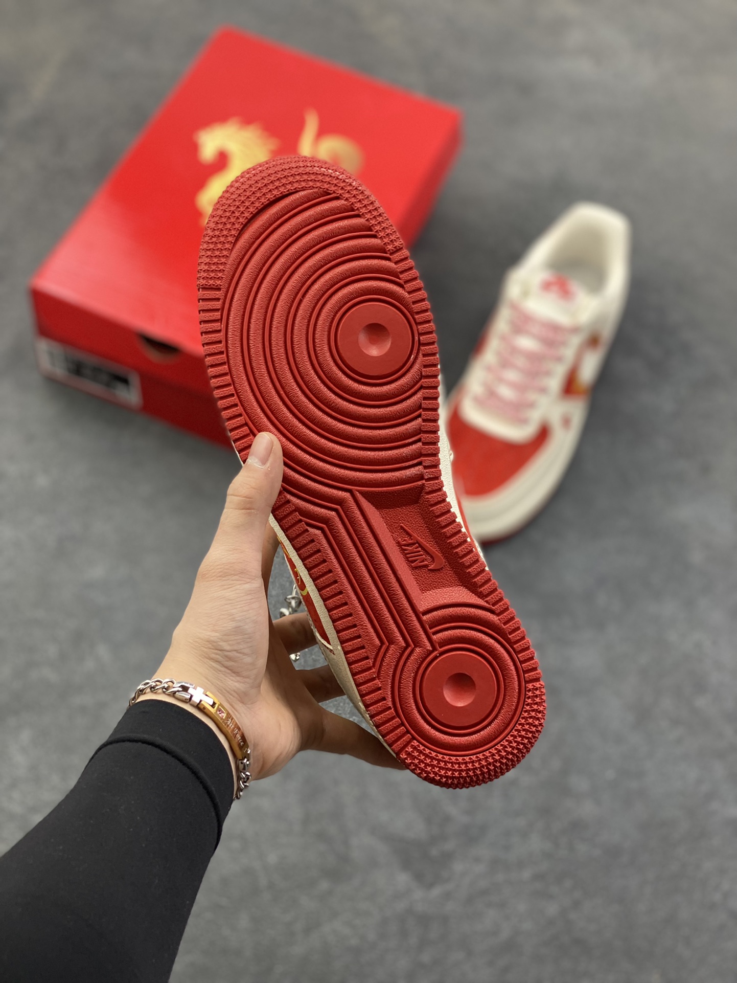 图片[5]-NIke Air Force 1 \’07 Low “马年联名——红马”空军一号 低帮 运动鞋 休闲鞋 折边针车 工艺难度大 原楦头原纸板 原装鞋盒 定制五金配件 内置全掌气垫 原厂鞋底 货号：XL1979-133 尺码：36 36.5 37.5 38 38.5 39 40 40.5 41 42 42.5 43 44 44.5 45-选品中心