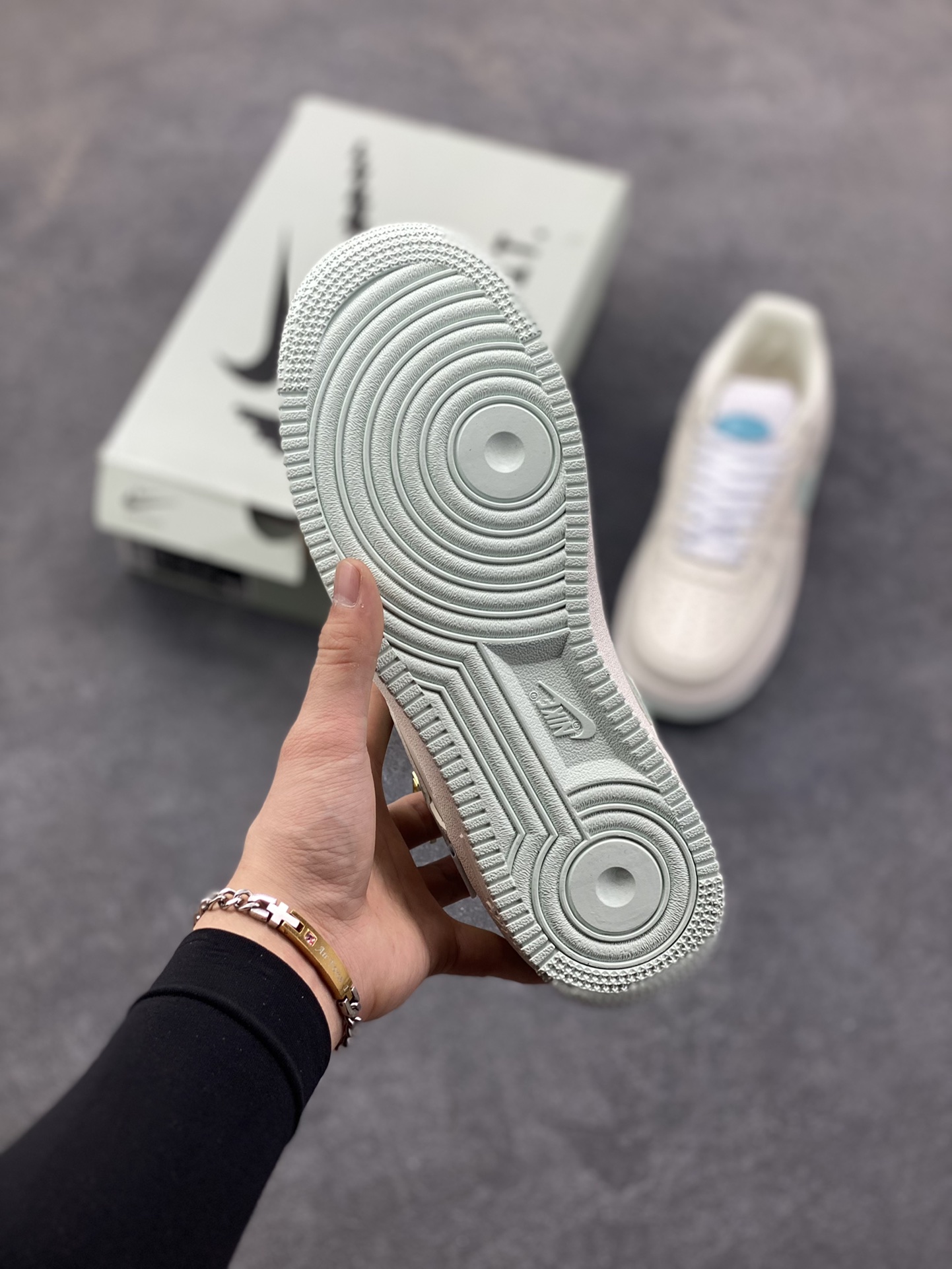 超级福利🎉 核心特价💰80
👊长期补货💯
Nk Air Force 1'07 Low “Floating ice” “云浮冰”空军一号低帮休闲板鞋 采用淡月色Swoosh小标和明线点缀为奶白配色增添点睛细节 鞋底淡月色底质感十足 辅以 Air 经典缓震科技 支撑你的每个舞步
货号:FB1839-211
尺码:36 36.5 37.5 38 38.5 39 40 40.5 41 42 42.5 43 44 44.5 45