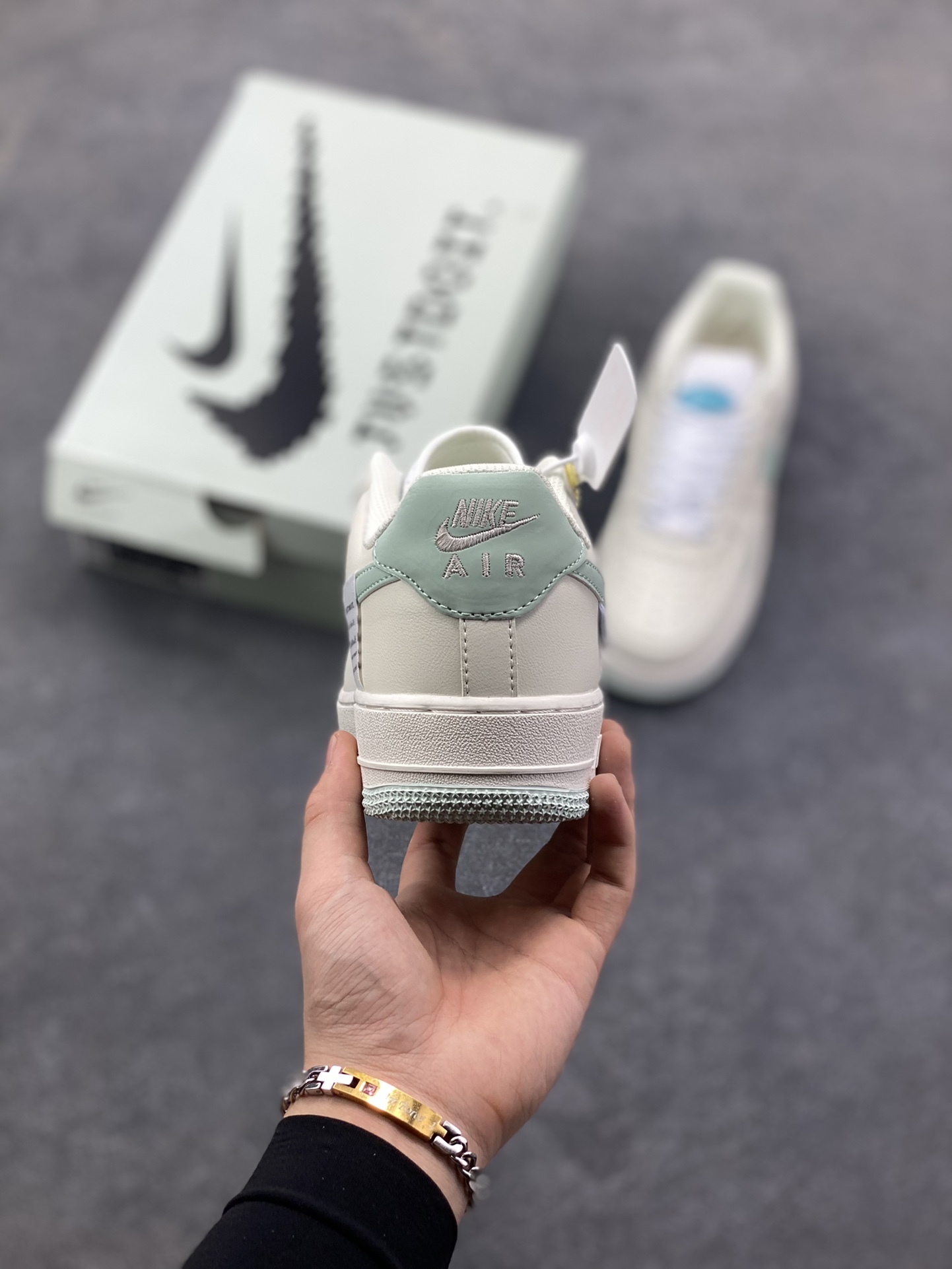 超级福利🎉 核心特价💰80
👊长期补货💯
Nk Air Force 1'07 Low “Floating ice” “云浮冰”空军一号低帮休闲板鞋 采用淡月色Swoosh小标和明线点缀为奶白配色增添点睛细节 鞋底淡月色底质感十足 辅以 Air 经典缓震科技 支撑你的每个舞步
货号:FB1839-211
尺码:36 36.5 37.5 38 38.5 39 40 40.5 41 42 42.5 43 44 44.5 45