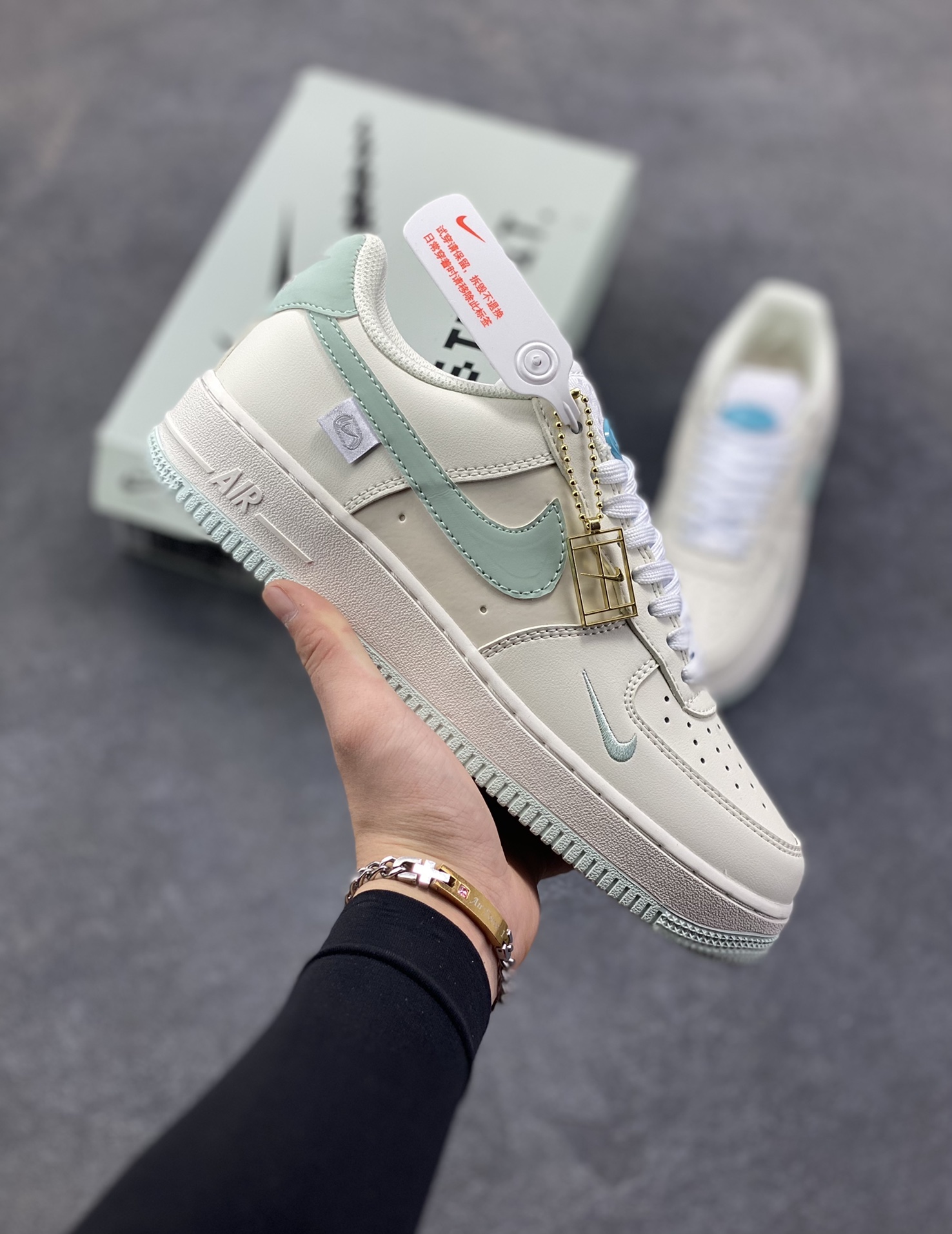 超级福利🎉 核心特价💰80
👊长期补货💯
Nk Air Force 1'07 Low “Floating ice” “云浮冰”空军一号低帮休闲板鞋 采用淡月色Swoosh小标和明线点缀为奶白配色增添点睛细节 鞋底淡月色底质感十足 辅以 Air 经典缓震科技 支撑你的每个舞步
货号：FB1839-211
尺码：36 36.5 37.5 38 38.5 39 40 40.5 41 42 42.5 43 44 44.5 45