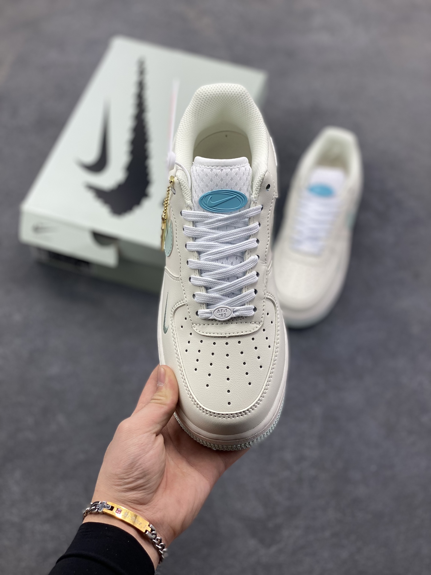 超级福利🎉 核心特价💰80
👊长期补货💯
Nk Air Force 1'07 Low “Floating ice” “云浮冰”空军一号低帮休闲板鞋 采用淡月色Swoosh小标和明线点缀为奶白配色增添点睛细节 鞋底淡月色底质感十足 辅以 Air 经典缓震科技 支撑你的每个舞步
货号:FB1839-211
尺码:36 36.5 37.5 38 38.5 39 40 40.5 41 42 42.5 43 44 44.5 45