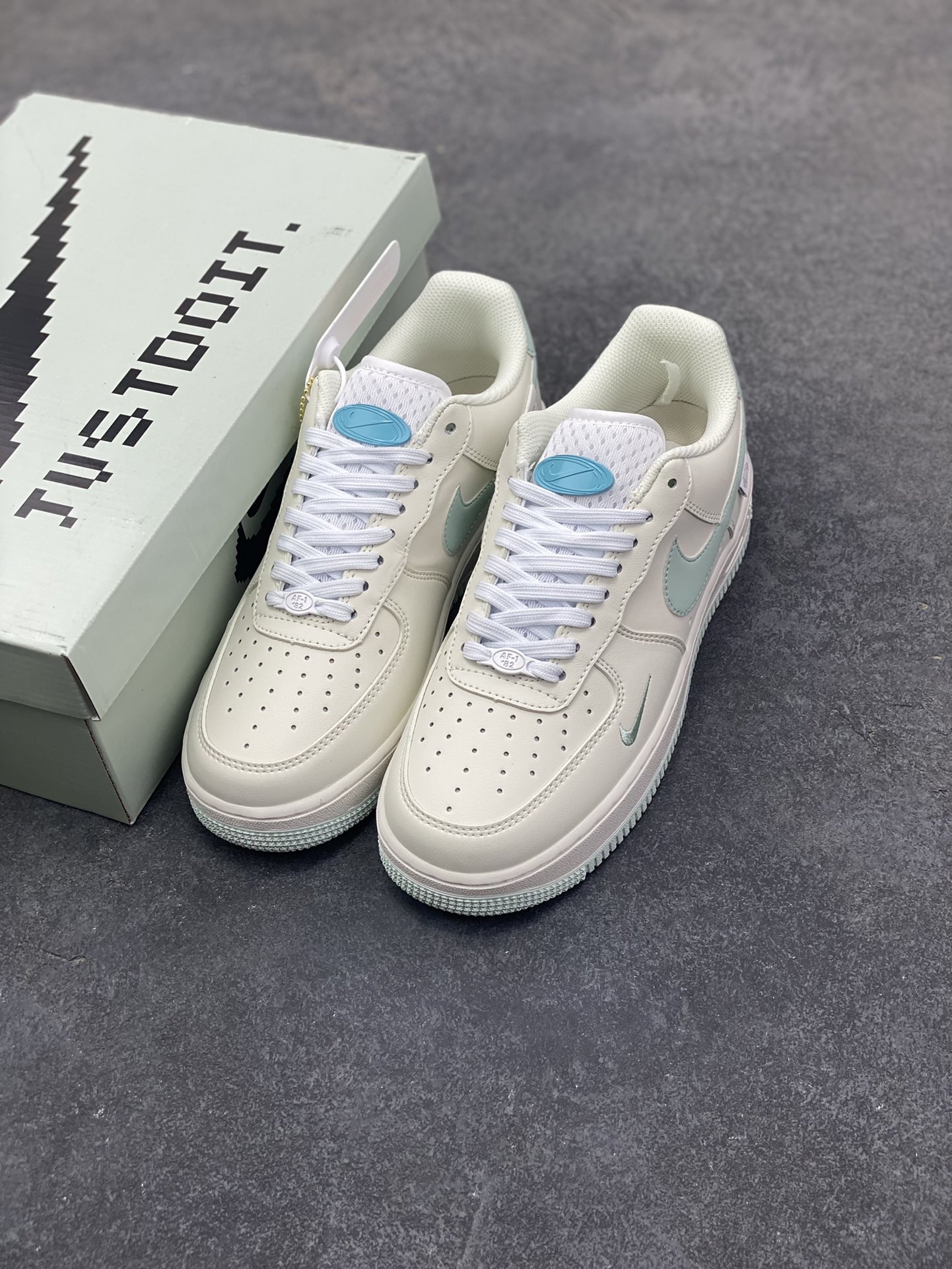 图片[8]-福利特价 Nk Air Force 1\’07 Low “Floating ice” “云浮冰”空军一号低帮休闲板鞋 采用淡月色Swoosh小标和明线点缀为奶白配色增添点睛细节 鞋底淡月色底质感十足 辅以 Air 经典缓震科技 支撑你的每个舞步 货号：FB1839-211 尺码：36 36.5 37.5 38 38.5 39 40 40.5 41 42 42.5 43 44 44.5 45-选品中心