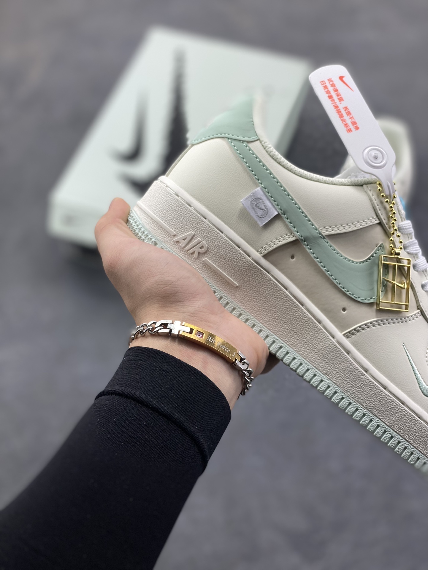 超级福利🎉 核心特价💰80
👊长期补货💯
Nk Air Force 1'07 Low “Floating ice” “云浮冰”空军一号低帮休闲板鞋 采用淡月色Swoosh小标和明线点缀为奶白配色增添点睛细节 鞋底淡月色底质感十足 辅以 Air 经典缓震科技 支撑你的每个舞步
货号:FB1839-211
尺码:36 36.5 37.5 38 38.5 39 40 40.5 41 42 42.5 43 44 44.5 45