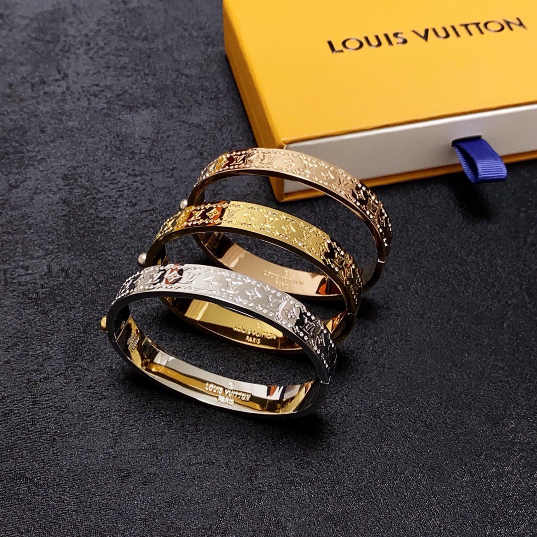 NO:604374,New product, original item, LV unisex style diamond bracelet with engraved letters on both sides, Louis Vuitton, Louis Vuitton, same counter material, hot model shipped, unique design, retro and avant-garde. 14K Seiko color-protected version of the bracelet has been loved by MM since its launch. Every color has its own unique brilliance!  The effect is very nice!  The tiniest one!  It is more durable than ordinary models and shows a fairer complexion, fine jewelry, louis vuitton, louis vuitton, louis vuitton, bracelet19860909新品 原单货 LV中性款两边雕刻字母镶钻手镯Louis Vuitton 路易威登 专柜一致材质 火爆款出货 设计独特 复古前卫.手镯14K精工保色版 从上市以来一直深受MM喜爱每一种颜色都有它独一无二的光彩！上手效果非常好看！最细小的一款！比普通款更耐看显肤色白皙,饰品精品,louis vuitton,louis vuitton,louis vuitton,bracelet,Jewelry