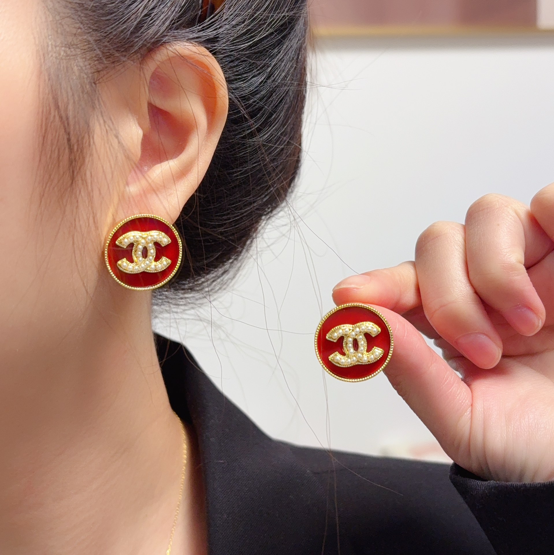 NO:604412,New [Chanel Chanel] New Year Red Small Pearl Stud Earrings, the highest version on the market!  Chanel earrings are a must-have for goddesses. They are super slimming. Personalized and fashionable. Daily essentials. Ladylike temperament. Noble ladylike temperament. Simple and versatile earrings. 9.25 silver needles. Boutique jewelry. chanel, chanel, earrings.19860909新款【Chanel香奈儿】新年红色镶小珍珠耳钉 市面最高版本！香奈儿耳环女神必备 超级显脸瘦 有个性时尚 日常必备 淑女气质 高贵名媛气质 简约大气百搭款耳环9.25银针,饰品精品,chanel,chanel,earrings,Jewelry