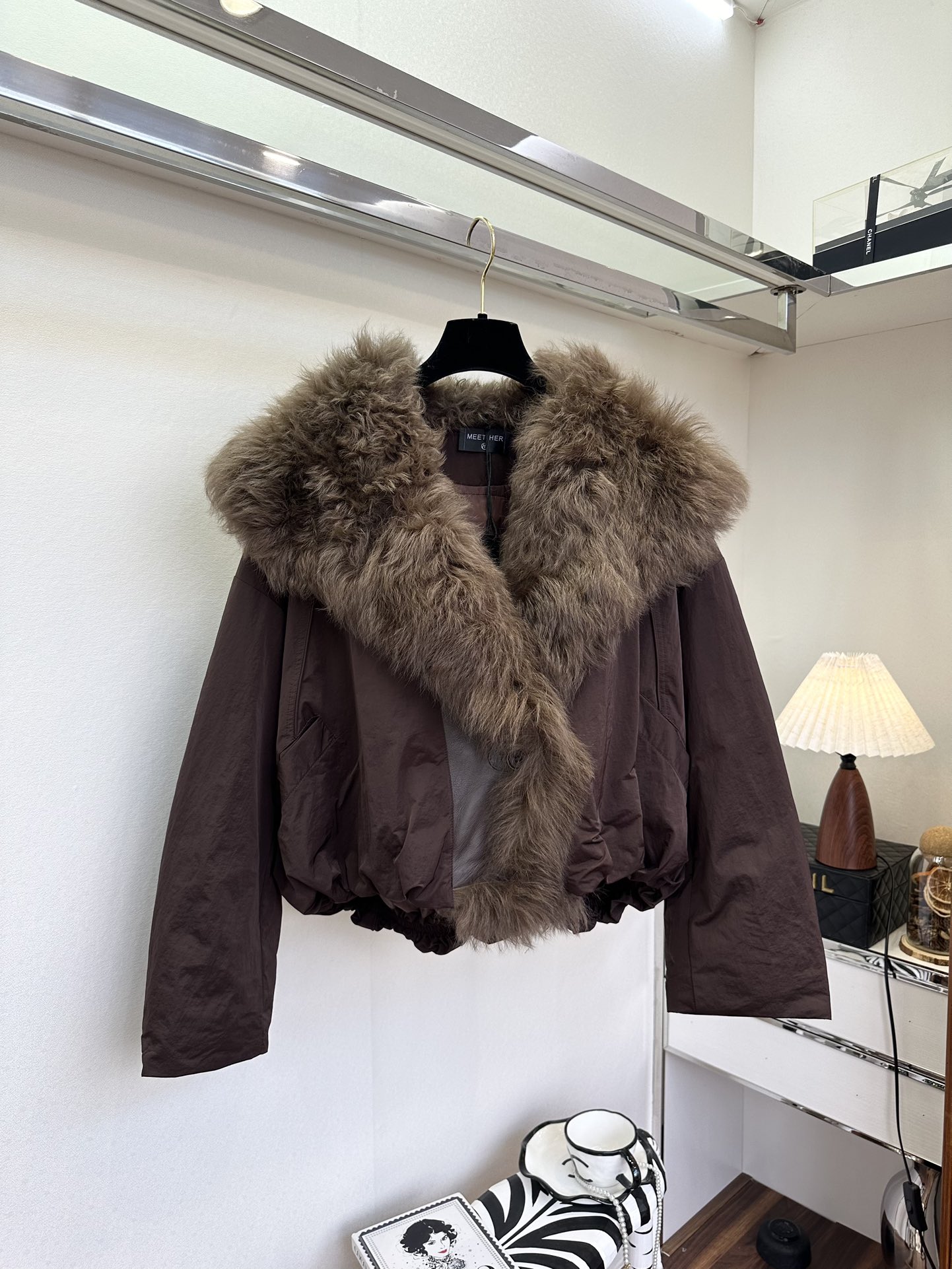 NO:636328,25 This year’s winter parka will be the entry-level style to start the deep winter. This Korean version of the large lapel parka is very tolerant and can be easily worn by anyone. The large lapel fur collar is quite majestic. It is made of Tuscan fur for one-piece splicing. It has a proper sense of richness. The special wind-resistant and cold-resistant fabric can firmly lock in the temperature of the goose down lining ●SIZE s m l ●,, alexander wang1986090925 今年的冬天派克服将是开启深冬的入门款 这款韩版的大翻领派克服 包容性很强 谁都可以轻松驾驭 大翻领毛领是相当的大气 采用托斯卡纳皮毛一体做拼接 妥妥的土豪即视感 特殊放风抗寒面料 能够把鹅绒内胆充斥的温度牢牢锁住 ●SIZE s m l ●,,alexander wang,Women's clothing