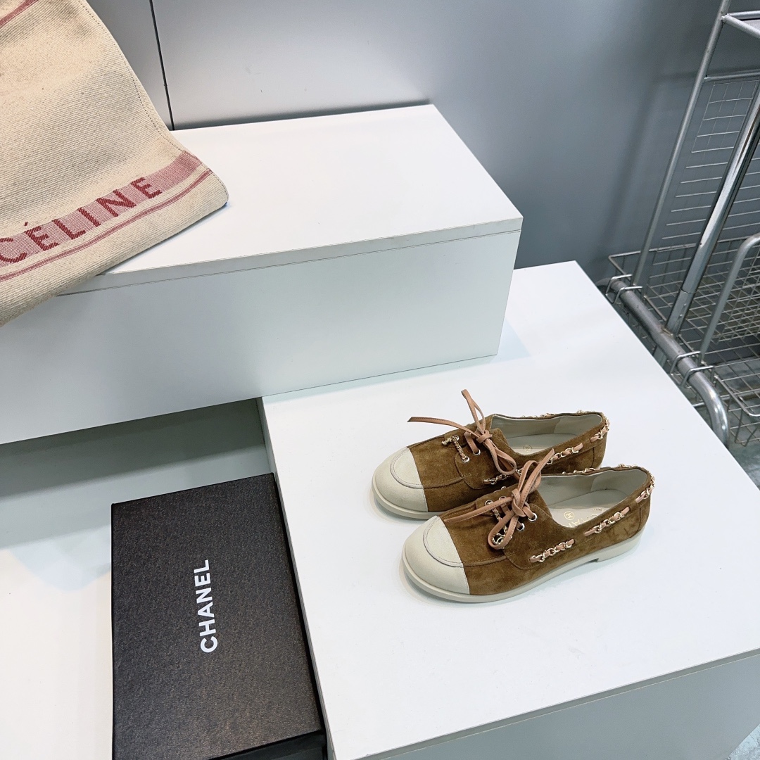 NO:628038,High quality!  Top quality Chanel 26 spring and summer new arrivals, vintage retro double color suede loafers, chain double C buckle flat casual shoes and sneakers!  The side of the shoe is decorated with a leather chain and a small logo pendant, revealing the exquisite details. It is also very light and comfortable to wear, making it a very practical shoe for everyday use. Xiaoxiang's pair of flat casual shoes can be said to be the most designed shoes in recent years. The clever choice of leather chain is unique and unique. I fell in love with it at first sight. The suede color matching is versatile for daily use. The most important thing is the soft sole. It is super comfortable and easy to wear. As long as you try it on your feet, you will be surprised. It is a rare combination of comfort.  A shoe that combines foreign style and versatility well. The upper is made of cow suede. The lining is sheepskin. The original molded wear-resistant rubber outsole. Size: 35-41 (40.41 custom-made and non-refundable). Comes with original packaging, casual shoes/sports shoes, chanel, chanel, loafers, sneakers, sheepskin, chamois leather.19860909高品质！顶级品质Chanel 香奈儿26春夏新品中古复古双拼色麂皮乐福鞋 链条双C扣平底休闲鞋板鞋！ 鞋子侧边装饰有皮穿链和小logo坠饰,在在透露着精致的小细节,而且很轻穿着舒适,是日常十分实搭的鞋款. 小香这双平底休闲鞋 可以说是这几年最具设计感的鞋子了 巧妙选用皮穿链条个性别致 一眼就爱上 麂皮拼色 日常又百搭 最最主要是选用了柔软的鞋底 超级舒服好穿 只要上脚试穿都会很惊喜 是难得将舒适 洋气 百搭融合得这么好的一款鞋 鞋面采用牛反绒 内里垫脚羊皮 原版开模耐磨橡胶大底 码数:35-41（40.41定做不退换） 配原版包装,休闲鞋/运动鞋,chanel,chanel,loafers,sneakers,sheepskin,chamois leather,Women's Shoes