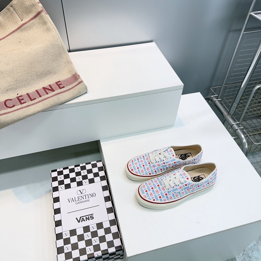 NO:628046,High quality!  Top quality Valentino VANS26 spring and summer latest joint couple casual shoes canvas shoes!  Printed pattern casual holiday style!  Many celebrity fashion bloggers have planted grass. The overall design follows the Vans shoe-shaped checkerboard pattern and is embellished with Warren’s classic logo. It is full of high-end sense, full of street style, and extremely fashionable~ Original high-customized canvas checkerboard print on the upper. Imported custom canvas outsole for the lining. Original molded custom anti-slip outsole. Size: Female 35-42 (40.41.42 is non-refundable): Male 39-46 (45 and 46 are non-refundable)  With original packaging, casual shoes/sneakers, valentino, valentino, sneakers19860909高品质！顶级品质Valentino华伦天奴VANS26春夏最新联名款情侣休闲鞋帆布鞋！印花图案休闲度假风！ 超多明星时尚博主种草 整体设计沿用万斯鞋型棋盘格图案华伦经典logo点缀 满满的高级感 街头风十足 时尚度爆棚～ 鞋面原版高定制帆布棋盘格印花 内里垫脚进口定制帆布大底 原版开模定制防滑大底 码数:女35-42（40.41.42不退换）  :男39-46（45 46定不退换） 配原版包装,休闲鞋/运动鞋,valentino,valentino,sneakers,Women's Shoes