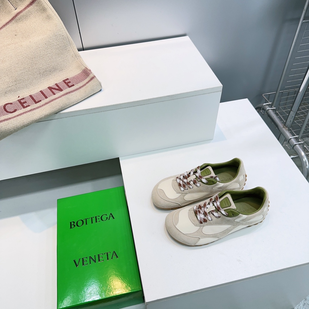 NO:628022,High quality woman!  male!  Top quality (thin bottom model) Bottega Veneta 26 spring and summer new color BV suede sneakers dad shoes casual shoes!  Original purchase and development!  It uses the original imported delicate Yangjing fabric, which is the same as the original one!  The process is complex!  It is matched with a rubber outsole designed with a geometric pattern. The high version of the Wang Zha series is actually much taller, but the legs are still slim. It is very nice. It is playable and durable, and it is benchmarked and matched. The package shoe technology looks for the high version. The original outsole is exclusively molded, and the color matching TPU outsole is used. The material and weight are the same as the original!  Size: 35-41 (4041 is non-refundable) Comes with original packaging, casual shoes/sports shoes, bottega veneta,bottega veneta,bottega veneta,sneakers,sheep19860909高品质女！男！顶级品质（薄底款）Bottega Veneta葆蝶家26春夏新色BV 反绒运动鞋老爹鞋休闲鞋！原版购入开发！采用原版进口细腻羊京面料,原版一致！工艺复杂！ 搭配几何图案设计橡胶外底. 王炸系列 高版本 实际增高很多哦,还是一样显腿细 非常nice.耐玩耐造,对标对版 套包鞋工艺 认准高版本 大底原版独家开模,选用拼色TPU大底,材质重量原版一致！ 码数:35-41（4041定不退换） 配原版包装,休闲鞋/运动鞋,bottega veneta,bottega veneta,bottega veneta,sneakers,sheep,Women's Shoes