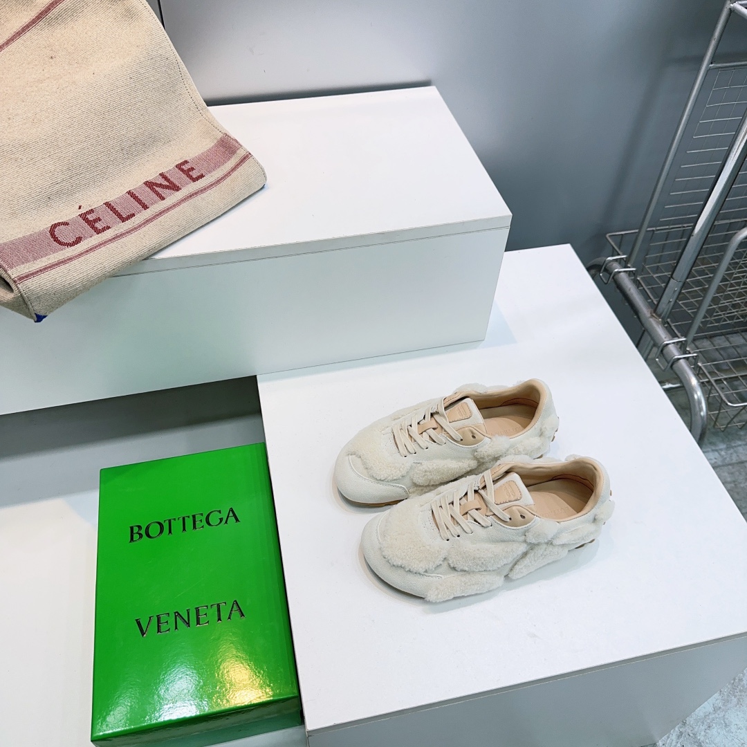 NO:628030,High quality woman!  male!  Top quality (thin bottom model) Bottega Veneta 26 spring and summer new color BV wool spliced ​​suede upper sports shoes dad shoes casual shoes!  Original purchase and development!  It uses the original imported delicate Yangjing fabric, which is the same as the original one!  The process is complex!  Matched with rubber outsole with geometric pattern design. Wang Zha series high version. Autumn and winter wool splicing design. It can be salty or sweet. It is actually a lot taller, but the legs are still slim. Very nice. Playable and durable, benchmarking and matching. Package shoe technology. Look for the high version of the original outsole. Exclusive molding, color matching TPU outsole, material weight is the same as the original!  Size: 35-41 (4041 is non-refundable) Comes with original packaging, casual shoes/sports shoes, bottega veneta, bottega veneta, sneakers, sheep19860909高品质女！男！顶级品质（薄底款）Bottega Veneta宝蝶家26春夏新色BV 羊毛拼接反绒鞋面运动鞋老爹鞋休闲鞋！原版购入开发！采用原版进口细腻羊京面料,原版一致！工艺复杂！ 搭配几何图案设计橡胶外底. 王炸系列 高版本 秋冬羊毛拼接设计 可盐可甜 实际增高很多哦,还是一样显腿细 非常nice.耐玩耐造,对标对版 套包鞋工艺 认准高版本 大底原版独家开模,选用拼色TPU大底,材质重量原版一致！ 码数:35-41（4041定不退换） 配原版包装,休闲鞋/运动鞋,bottega veneta,bottega veneta,sneakers,sheep,Women's Shoes