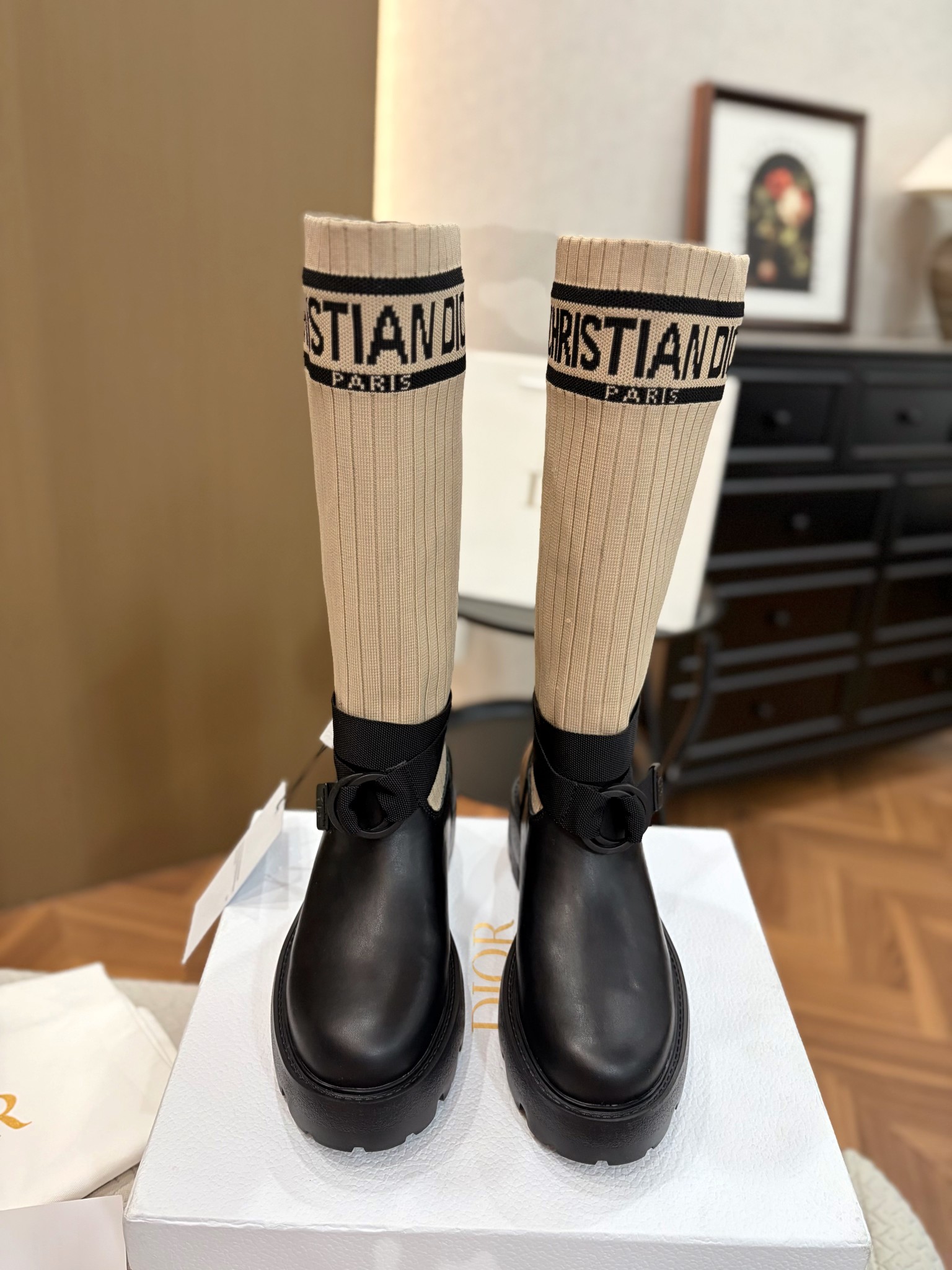 NO:629596,DIOR CHRONO 25ss high version new mid-top, high-top boots. Simple and super versatile. The upper is equipped with Logo nylon webbing CD lock buckle. The upper foot is comfortable, perfect and luxurious, and can be matched with any spring, summer, autumn and winter clothing. The original material is disassembled and reproduced perfectly. The calf leather surface is matched with the fly knit boot shaft and can be folded close to the calf. The inner foot pad is all cowhide. The original super lightweight TPU absorbent film anti-slip outsole.  Unique. Full of details. Fine workmanship. Worth owning. Equipped with original packaging at the counter. SIZE35--40 (41 can be customized), boots, dior, dior, boots, cowhide19860909DIOR CHRONO迪奥 25ss高版本新款中帮. 高帮靴. 简约超级百搭. 鞋面搭配 Logo尼龙织带CD标锁扣.上脚更是舒适完美奢华可任意搭配春夏秋冬服饰. 材质原版拆解完美复刻.小牛皮面搭配飞织靴筒随意折叠紧贴小腿.内里垫脚全牛皮. 原版超级轻盈TPU吸膜防滑大底. 别出心裁.细节满满.做工精细.值得拥有 配置专柜原版包装. SIZE35--40（41可订做）,靴子,dior,dior,boots,cowhide,Women's Shoes