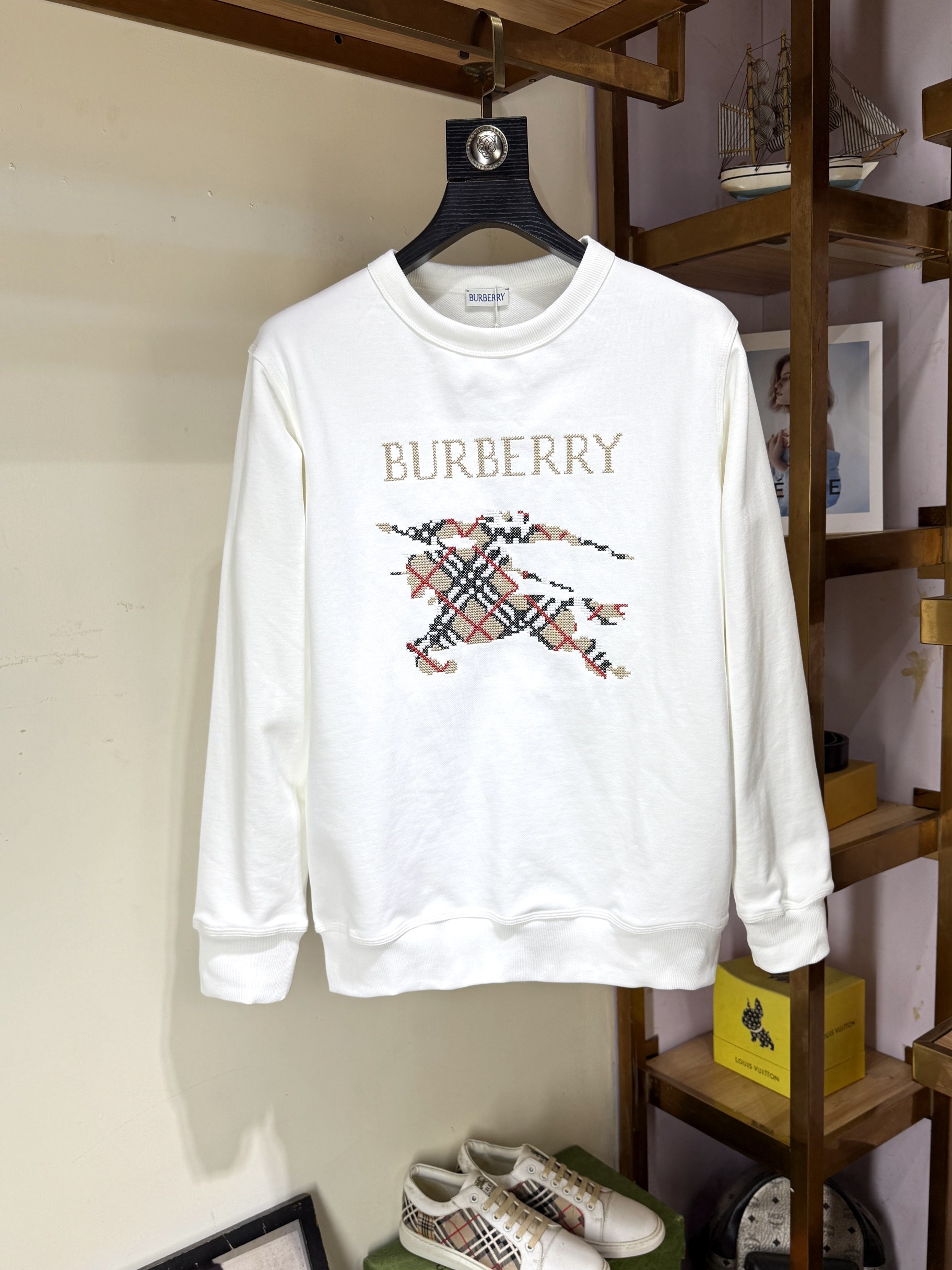 NO:656632,Burberry round neck sweatshirt, the latest and top version with exquisite craftsmanship, top quality counter original pullover, top production technology imported fabrics, counter quality heavy embroidery design, imported high-end custom fabrics, imported silk threads with first-class feel!  The same styles for men and women are on sale on the official website!  Three complete standards, sizes S-XL,,burberry,burberry,hoodie,sweatshirts,alexander wang19860909Burberry巴宝莉 圆领卫衣 最新最顶级版本精美工艺,最顶级的品质专柜原单套头衫,顶级制作工艺进口面料,专柜品质重工刺绣设计,采用进口高端订制面料,进口丝线手感一流！男女同款官网在售！三标齐全 码数S-XL,,burberry,burberry,hoodie,sweatshirts,alexander wang,Men's clothing