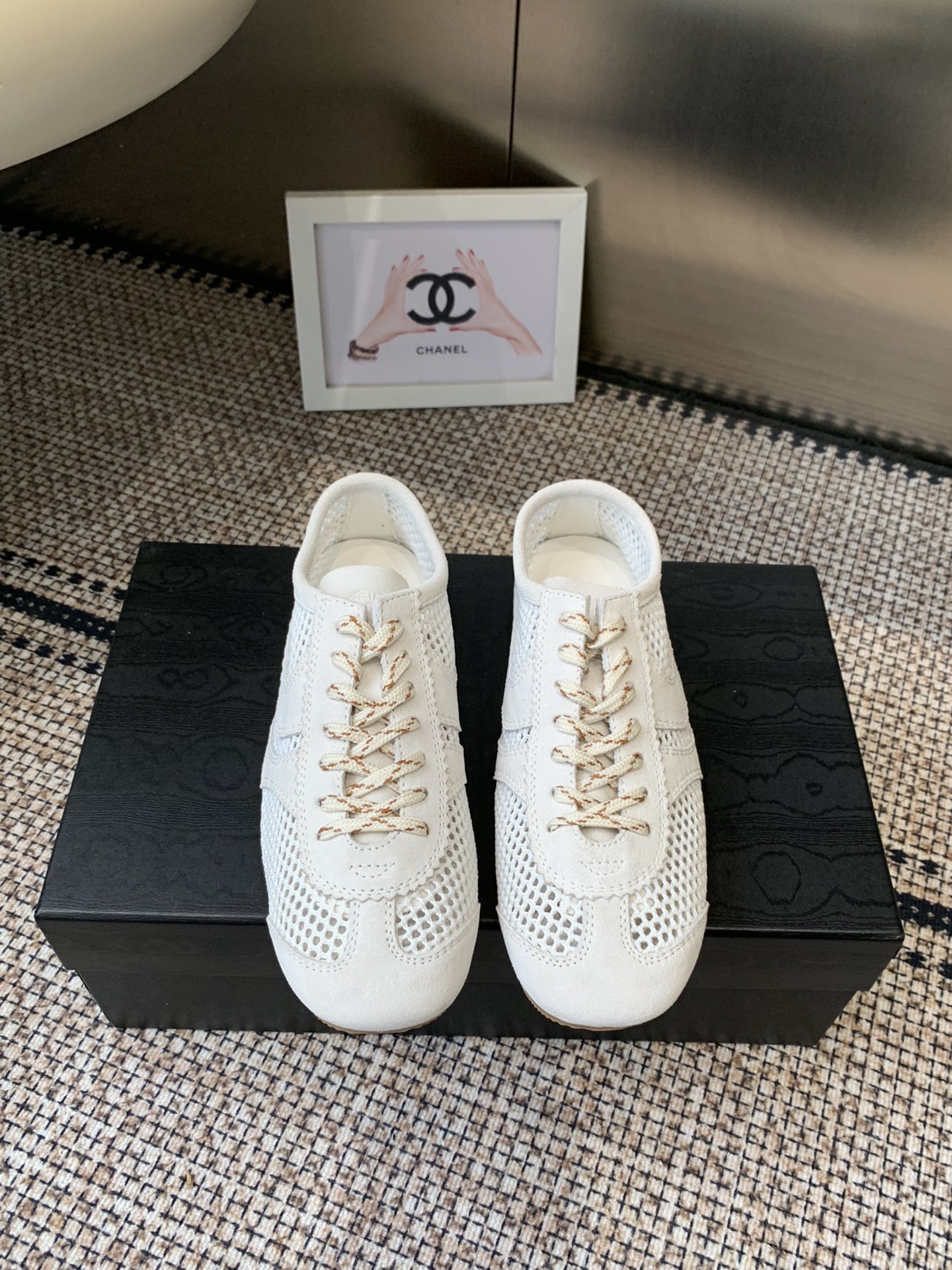 NO:626051,Dries Van Noten·DVN marathon retro moral training shoes for couples. The designer distorts and subverts classic elements to create practical and practical sports shoes with rich design. The upper is made of suede, soft cowhide and other materials, and is matched with this year's popular nylon twist rope shoelaces. Practicality and fashion are perfectly balanced. Size: 35-45 (female 40)  Men's 45 (customized), casual shoes/sports shoes, sneakers, cowhide, chamois leather19860909Dries Van Noten·DVN 马拉松复古德训鞋 情侣款 设计师通过改造 扭曲和颠覆经典元素 打造出实用而富有设计感实穿的运动鞋履  鞋面由麂皮 柔软牛皮等材质拼接而成 并搭配今年流行的尼龙扭绳鞋带 实用性与时尚性得到完美的平衡码数:35-45（女40 男45定做）,休闲鞋/运动鞋,sneakers,cowhide,chamois leather,Women's Shoes