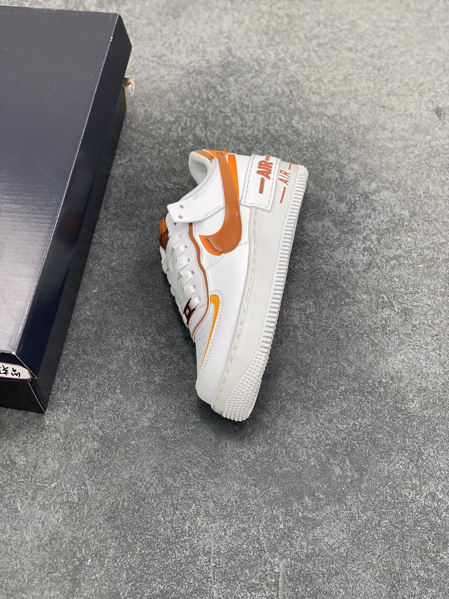 图片[7]-NK Air Force 1 Shadow 轻量增高低帮百搭板鞋\”拼接马卡龙\” 全新少女系解构主义设计双层轻量EVA发泡中底+防滑RB橡胶外圈底鞋底 原楦头原纸板 打造纯正空军版型 专注外贸渠道 全掌内置蜂窝气垫 原盒配件 原厂中底钢印、拉帮完美 货号：CI0919-124 尺码：35.5 36 36.5 37.5 38 38.5 39 40 40.5 41 42-选品中心