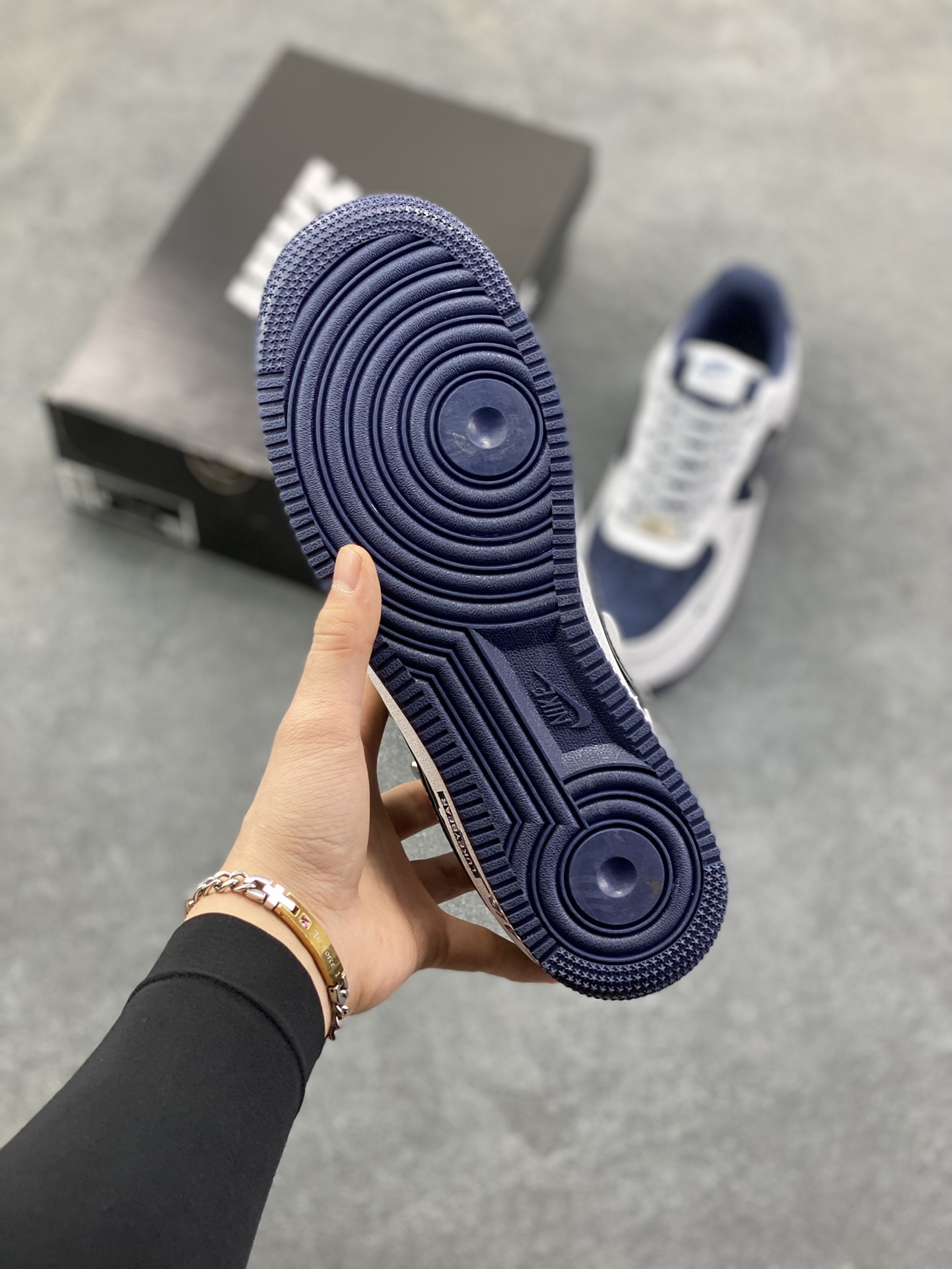 图片[5]-NIke Air Force 1 \’07 Low “OFF-WHITE联名——深蓝鬼脸”空军一号 低帮 运动鞋 休闲鞋 折边针车 工艺难度大 原楦头原纸板 原装鞋盒 定制五金配件 内置全掌气垫 原厂鞋底 货号：HV5999-002 尺码：36 36.5 37.5 38 38.5 39 40 40.5 41 42 42.5 43 44 44.5 45-选品中心