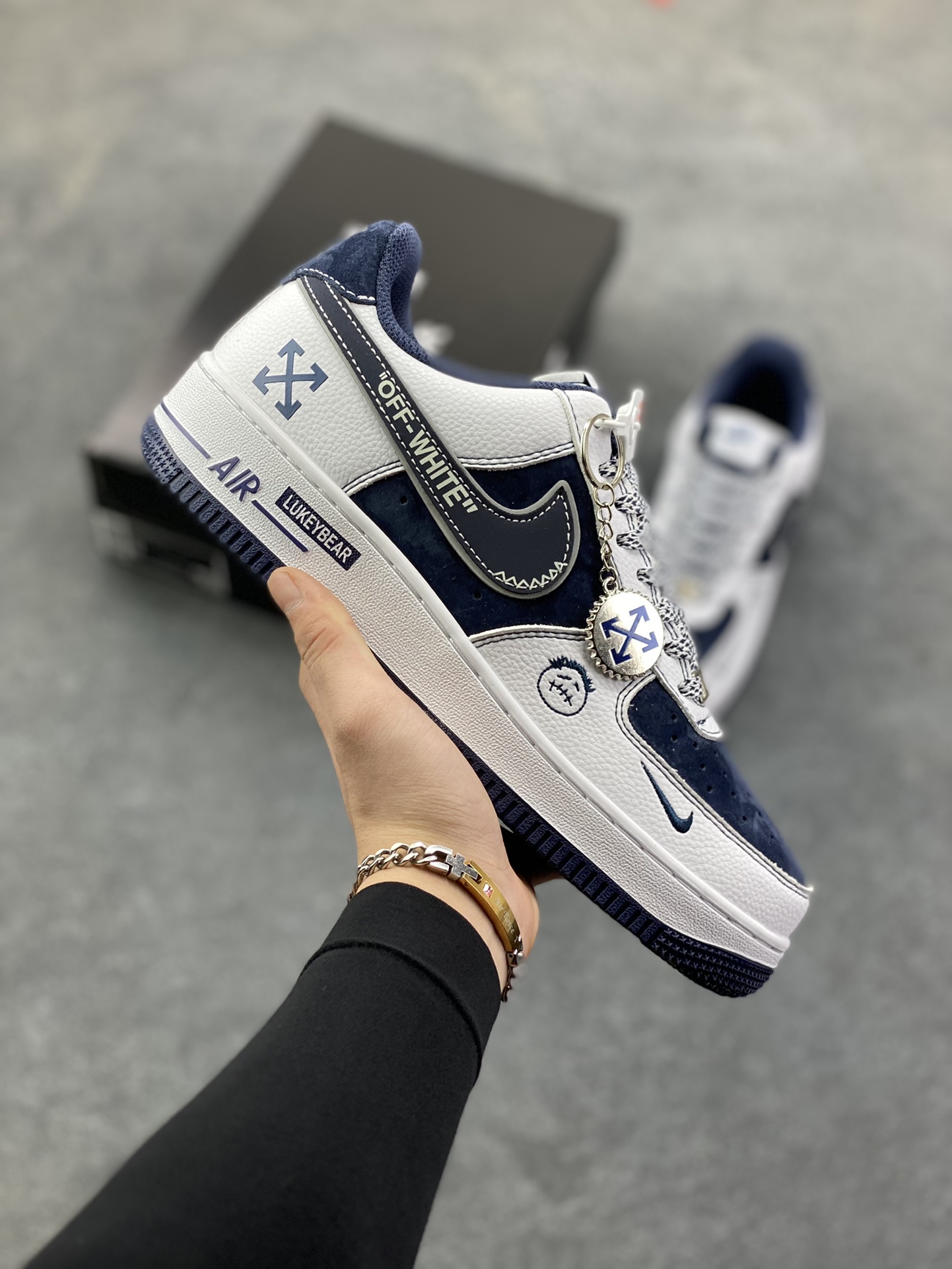 NIke Air Force 1 \'07 Low “OFF-WHITE联名——深蓝鬼脸”空军一号 低帮 运动鞋 休闲鞋 折边针车 工艺难度大 原楦头原纸板 原装鞋盒 定制五金配件 内置全掌气垫 原厂鞋底 货号：HV5999-002 尺码：36 36.5 37.5 38 38.5 39 40 40.5 41 42 42.5 43 44 44.5 45-选品中心
