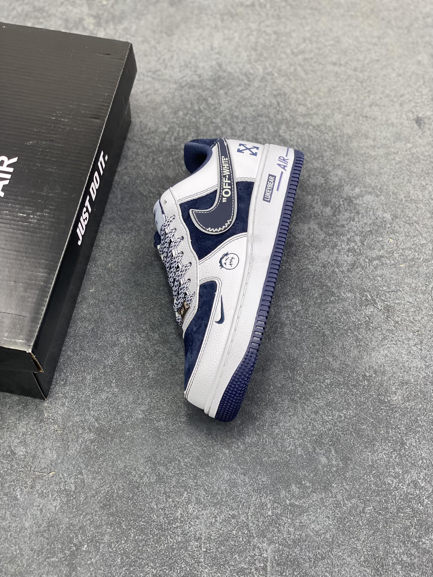 图片[7]-NIke Air Force 1 \’07 Low “OFF-WHITE联名——深蓝鬼脸”空军一号 低帮 运动鞋 休闲鞋 折边针车 工艺难度大 原楦头原纸板 原装鞋盒 定制五金配件 内置全掌气垫 原厂鞋底 货号：HV5999-002 尺码：36 36.5 37.5 38 38.5 39 40 40.5 41 42 42.5 43 44 44.5 45-选品中心