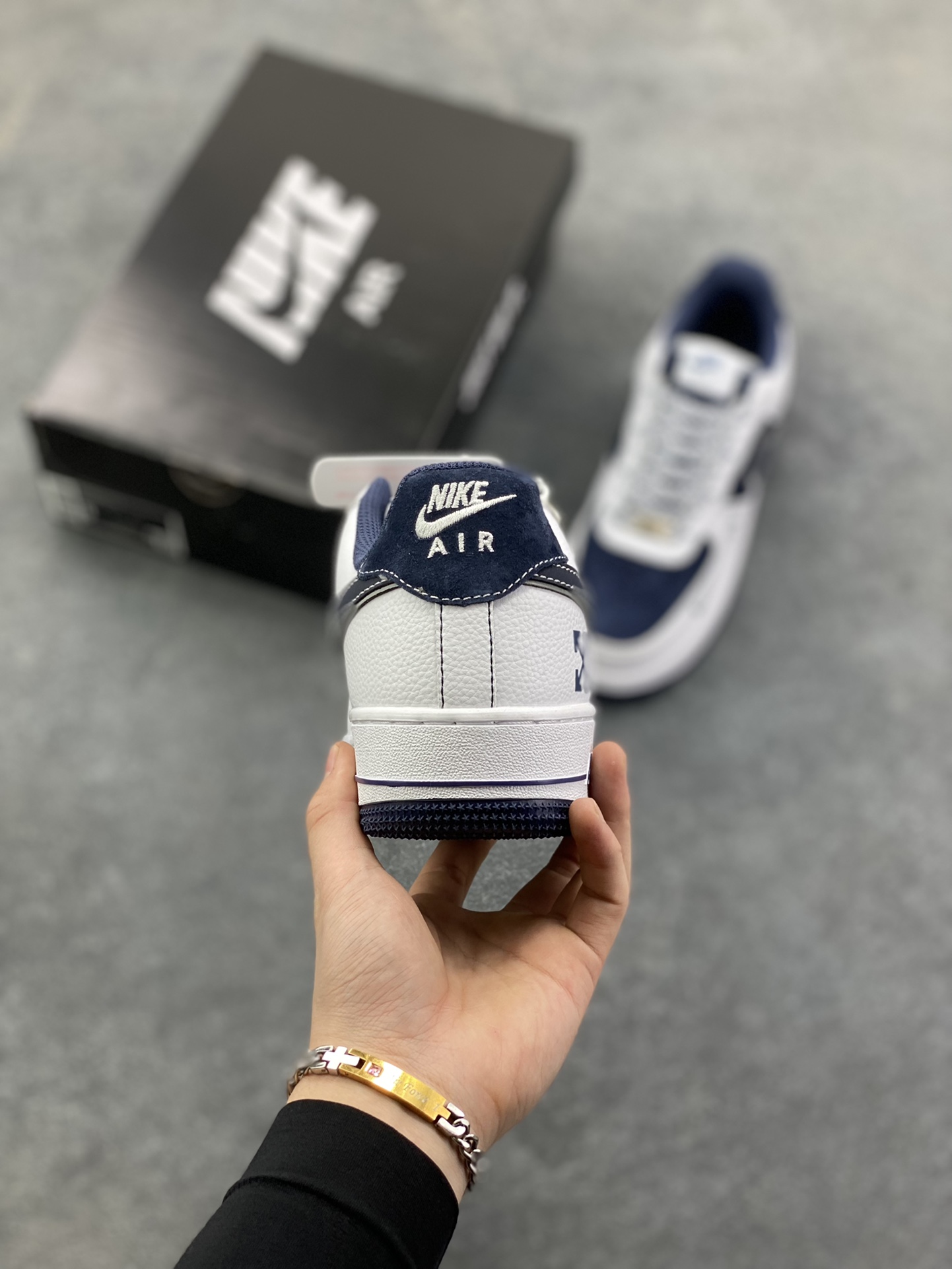 图片[4]-NIke Air Force 1 \’07 Low “OFF-WHITE联名——深蓝鬼脸”空军一号 低帮 运动鞋 休闲鞋 折边针车 工艺难度大 原楦头原纸板 原装鞋盒 定制五金配件 内置全掌气垫 原厂鞋底 货号：HV5999-002 尺码：36 36.5 37.5 38 38.5 39 40 40.5 41 42 42.5 43 44 44.5 45-选品中心