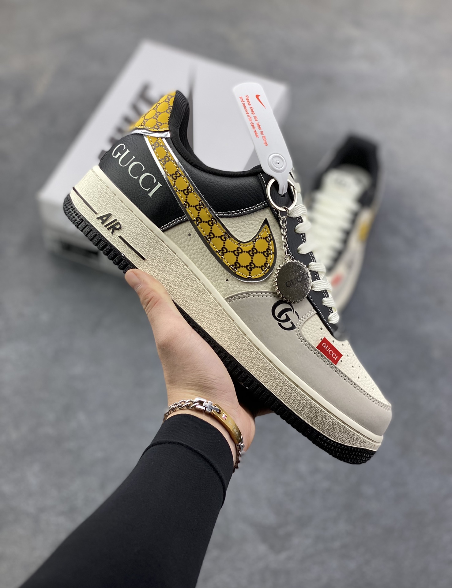 NIke Air Force 1 \'07 Low “古驰联名——米黑金拼接”空军一号 低帮 运动鞋 休闲鞋 折边针车 工艺难度大 原楦头原纸板 原装鞋盒 定制五金配件 内置全掌气垫 原厂鞋底 货号：DF0188-104 尺码：36 36.5 37.5 38 38.5 39 40 40.5 41 42 42.5 43 44 44.5 45-选品中心