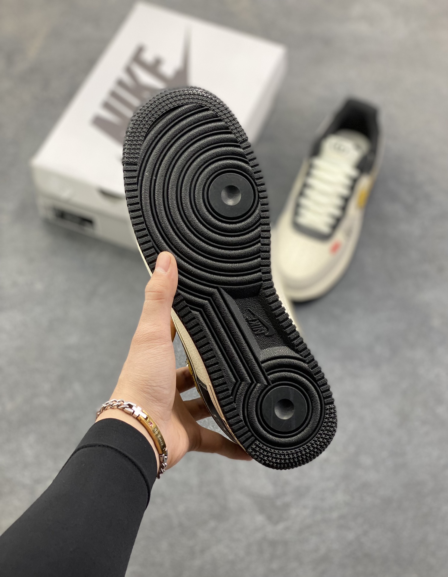 图片[5]-NIke Air Force 1 \’07 Low “古驰联名——米黑金拼接”空军一号 低帮 运动鞋 休闲鞋 折边针车 工艺难度大 原楦头原纸板 原装鞋盒 定制五金配件 内置全掌气垫 原厂鞋底 货号：DF0188-104 尺码：36 36.5 37.5 38 38.5 39 40 40.5 41 42 42.5 43 44 44.5 45-选品中心