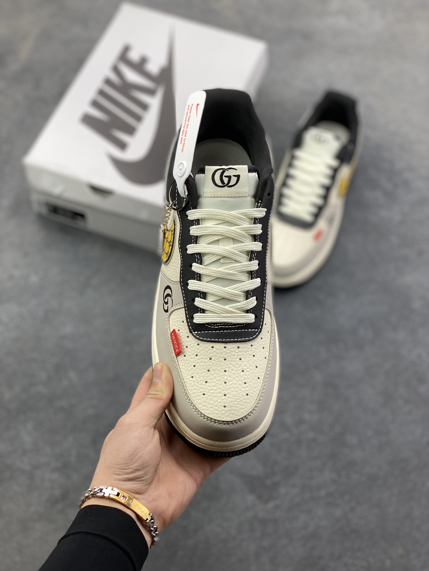 图片[2]-NIke Air Force 1 \’07 Low “古驰联名——米黑金拼接”空军一号 低帮 运动鞋 休闲鞋 折边针车 工艺难度大 原楦头原纸板 原装鞋盒 定制五金配件 内置全掌气垫 原厂鞋底 货号：DF0188-104 尺码：36 36.5 37.5 38 38.5 39 40 40.5 41 42 42.5 43 44 44.5 45-选品中心