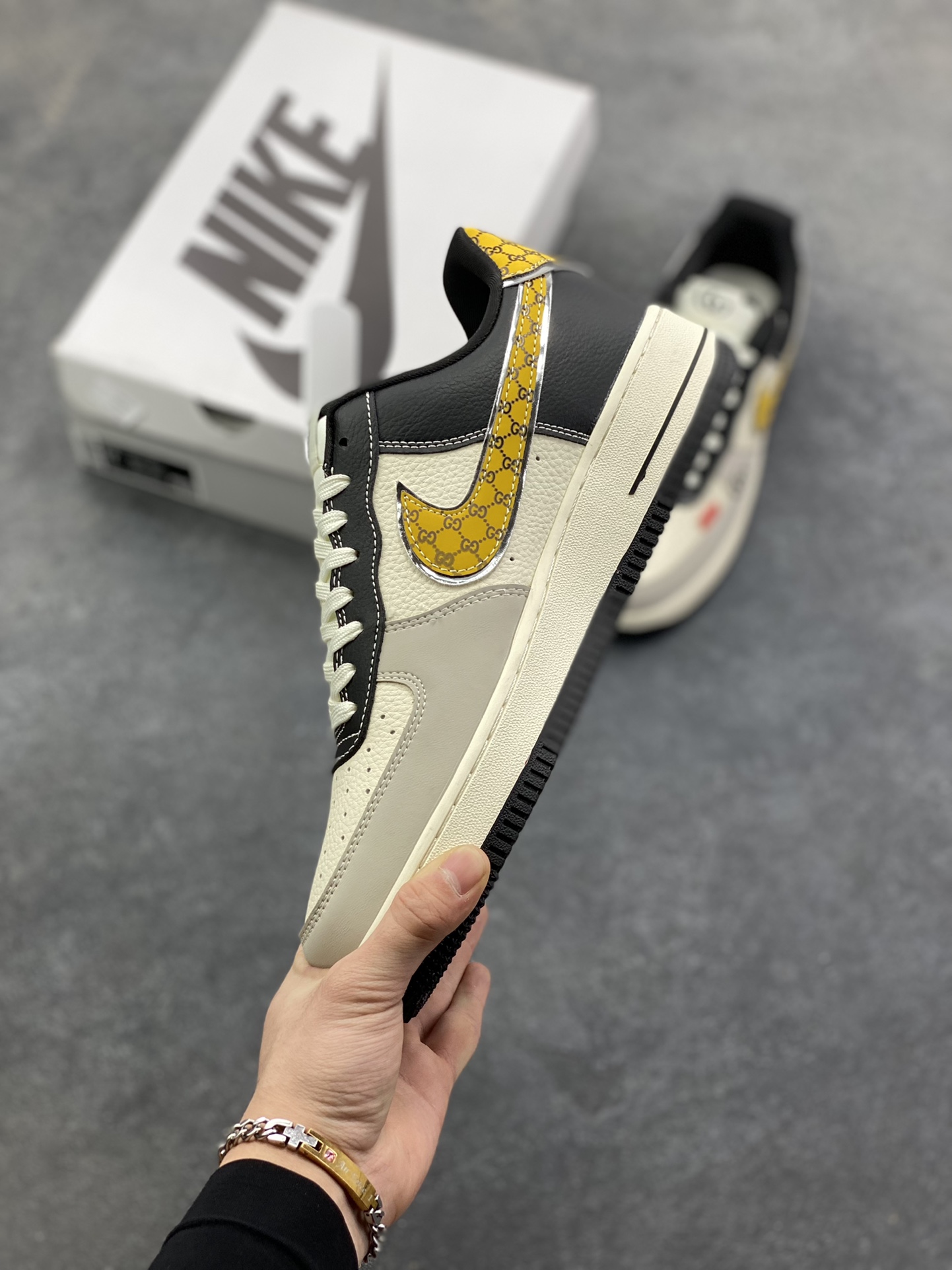 图片[3]-NIke Air Force 1 \’07 Low “古驰联名——米黑金拼接”空军一号 低帮 运动鞋 休闲鞋 折边针车 工艺难度大 原楦头原纸板 原装鞋盒 定制五金配件 内置全掌气垫 原厂鞋底 货号：DF0188-104 尺码：36 36.5 37.5 38 38.5 39 40 40.5 41 42 42.5 43 44 44.5 45-选品中心