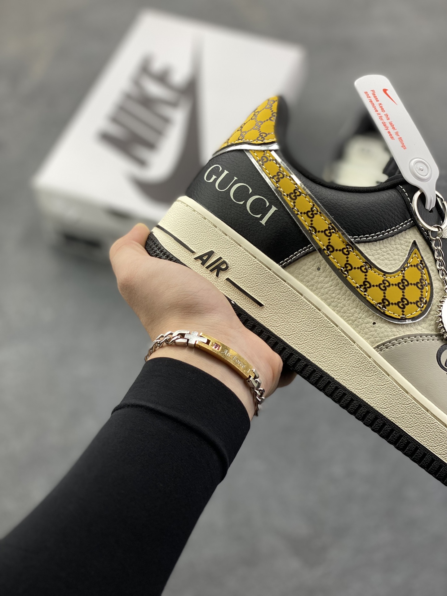 图片[6]-NIke Air Force 1 \’07 Low “古驰联名——米黑金拼接”空军一号 低帮 运动鞋 休闲鞋 折边针车 工艺难度大 原楦头原纸板 原装鞋盒 定制五金配件 内置全掌气垫 原厂鞋底 货号：DF0188-104 尺码：36 36.5 37.5 38 38.5 39 40 40.5 41 42 42.5 43 44 44.5 45-选品中心
