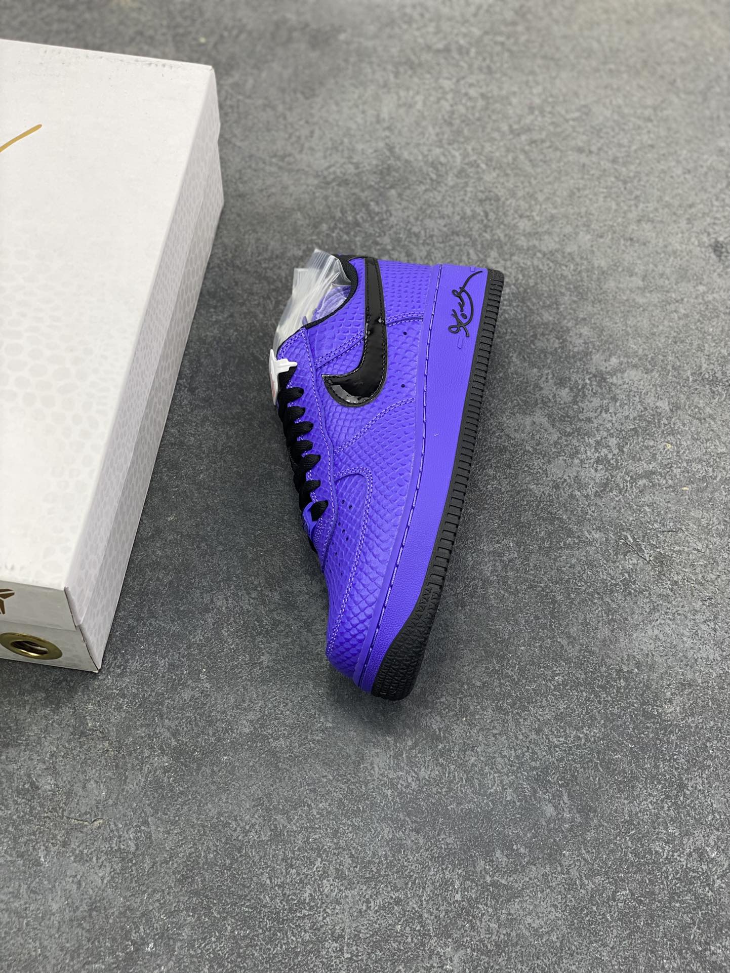 图片[7]-HY版本💯 Nike Air Force 1 Low 科比 空军一号低帮运动休闲板鞋 原楦头原纸板 打造纯正空军版型 专注外贸渠道 全掌内置蜂窝气垫 原盒配件 原厂中底钢印、拉帮完美 货号：II7062-500 尺码：36 36.5 37.5 38 38.5 39 40 40.5 41 42 42.5 43 44 44.5 45 46-选品中心