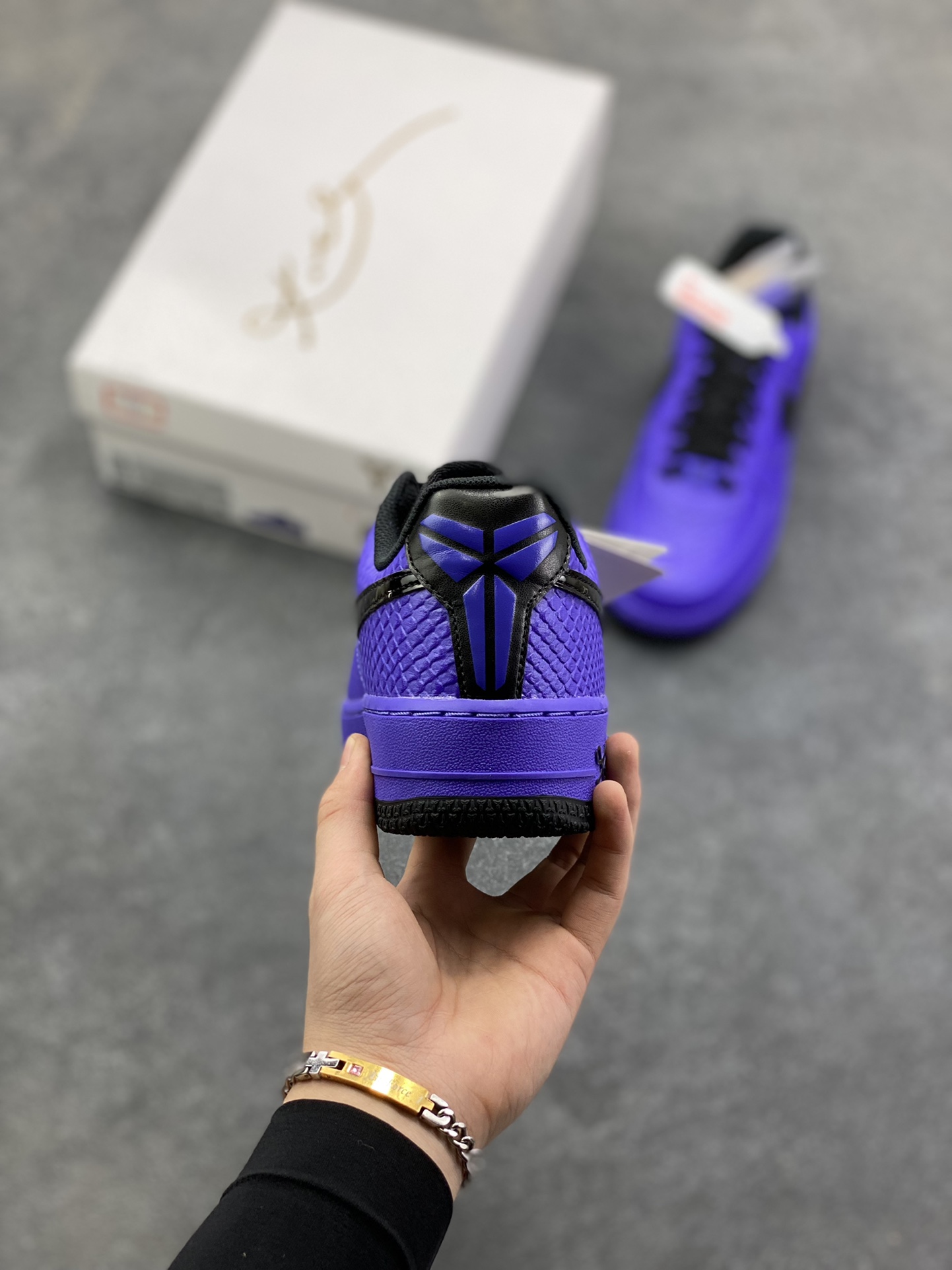 图片[4]-HY版本💯 Nike Air Force 1 Low 科比 空军一号低帮运动休闲板鞋 原楦头原纸板 打造纯正空军版型 专注外贸渠道 全掌内置蜂窝气垫 原盒配件 原厂中底钢印、拉帮完美 货号：II7062-500 尺码：36 36.5 37.5 38 38.5 39 40 40.5 41 42 42.5 43 44 44.5 45 46-选品中心