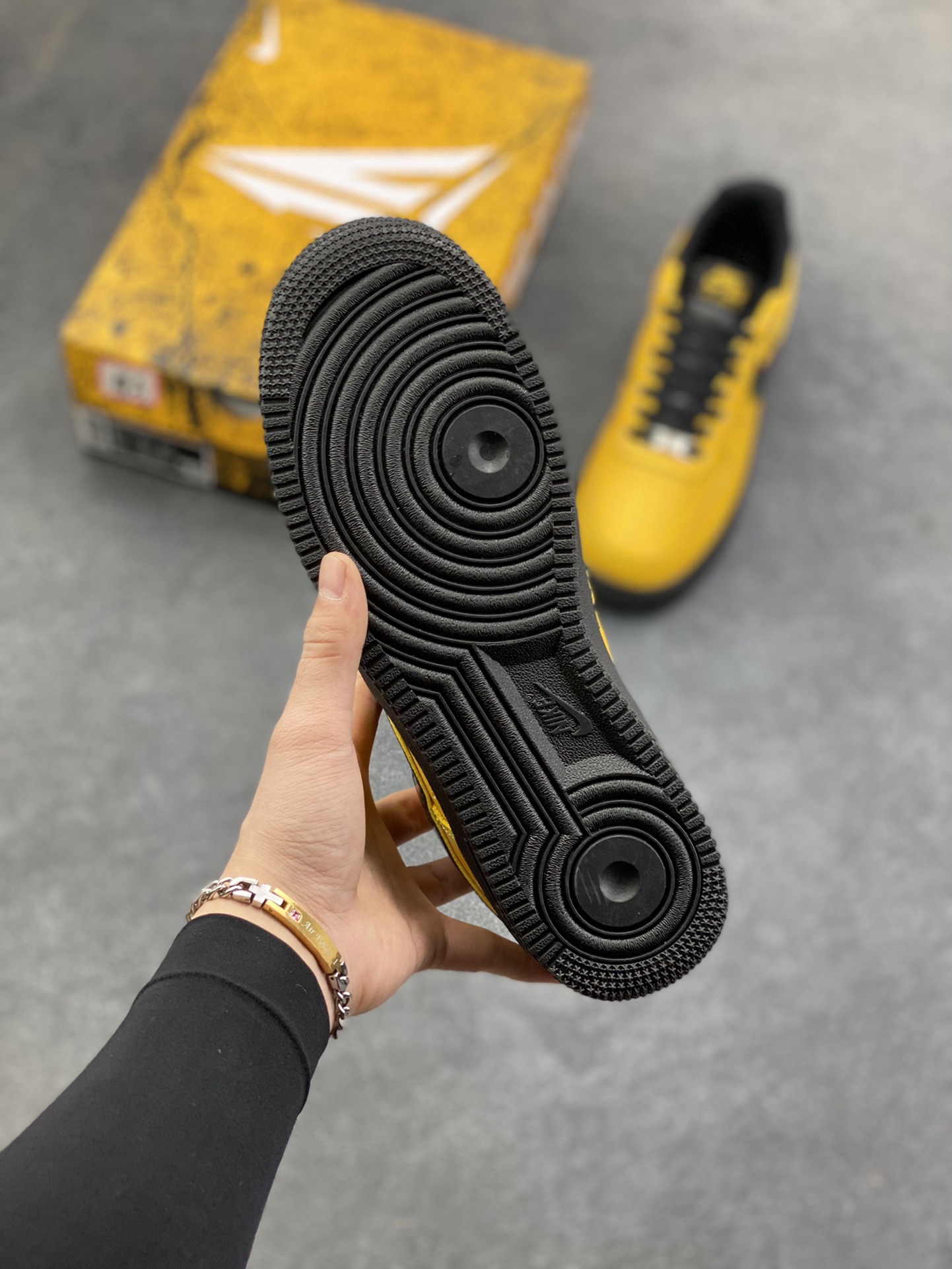 图片[5]-Nike Air Force 1 Low 科比黄黑曼巴 空军一号低帮运动休闲板鞋 原楦头原纸板 打造纯正空军版型 专注外贸渠道 全掌内置蜂窝气垫 原盒配件 原厂中底钢印、拉帮完美 货号：IQ2713-700 尺码：36 36.5 37.5 38 38.5 39 40 40.5 41 42 42.5 43 44 44.5 45-选品中心