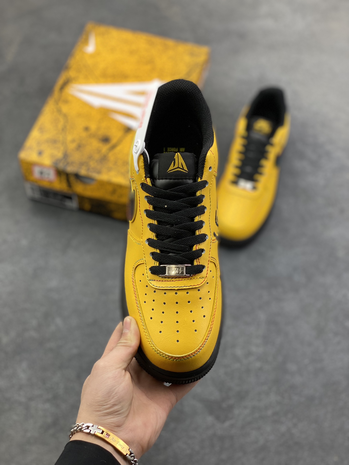 图片[2]-Nike Air Force 1 Low 科比黄黑曼巴 空军一号低帮运动休闲板鞋 原楦头原纸板 打造纯正空军版型 专注外贸渠道 全掌内置蜂窝气垫 原盒配件 原厂中底钢印、拉帮完美 货号：IQ2713-700 尺码：36 36.5 37.5 38 38.5 39 40 40.5 41 42 42.5 43 44 44.5 45-选品中心