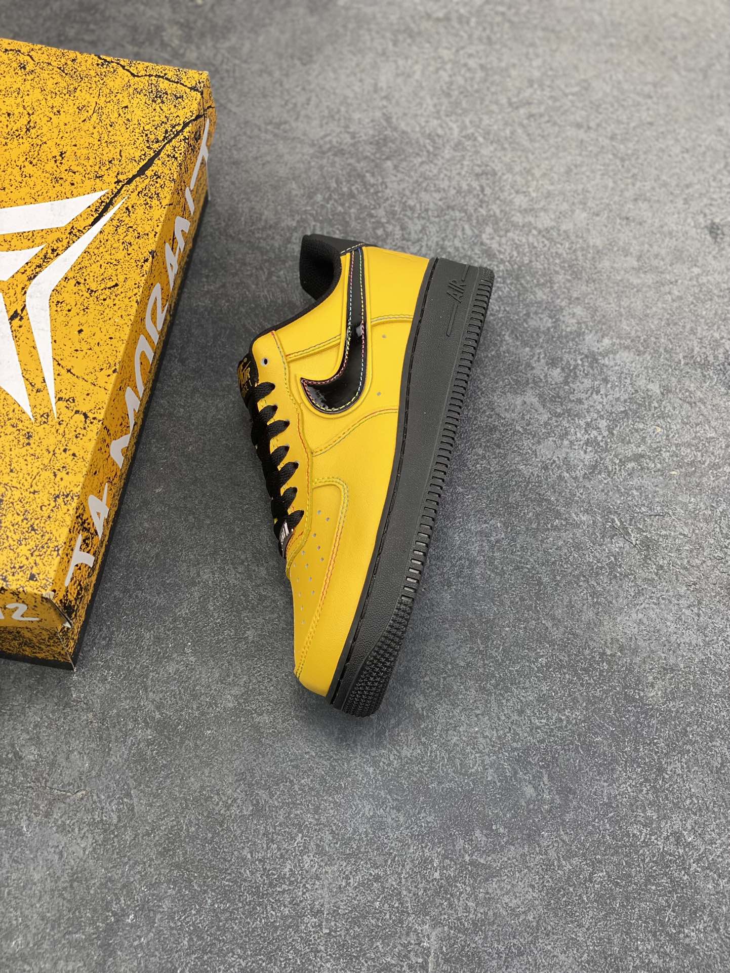 图片[7]-Nike Air Force 1 Low 科比黄黑曼巴 空军一号低帮运动休闲板鞋 原楦头原纸板 打造纯正空军版型 专注外贸渠道 全掌内置蜂窝气垫 原盒配件 原厂中底钢印、拉帮完美 货号：IQ2713-700 尺码：36 36.5 37.5 38 38.5 39 40 40.5 41 42 42.5 43 44 44.5 45-选品中心