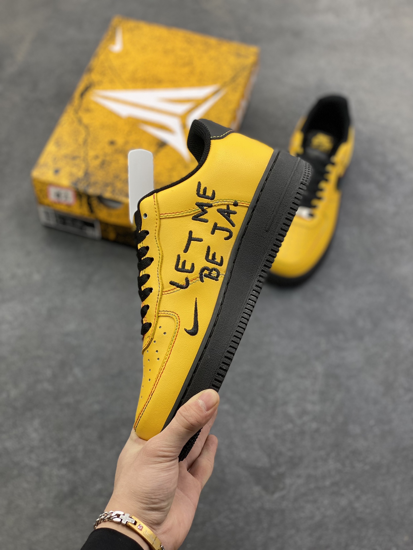 图片[3]-Nike Air Force 1 Low 科比黄黑曼巴 空军一号低帮运动休闲板鞋 原楦头原纸板 打造纯正空军版型 专注外贸渠道 全掌内置蜂窝气垫 原盒配件 原厂中底钢印、拉帮完美 货号：IQ2713-700 尺码：36 36.5 37.5 38 38.5 39 40 40.5 41 42 42.5 43 44 44.5 45-选品中心