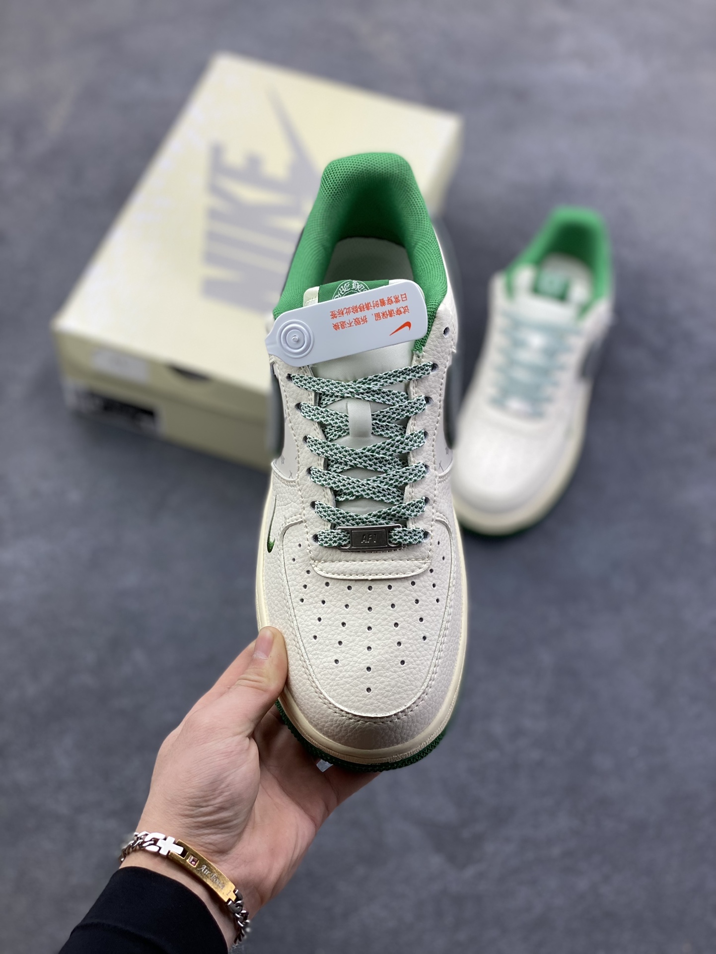 图片[2]-Nike Air Force 1 \’07 Low “克罗心联名——米绿银”空军一号 高端定制 低帮 运动鞋 休闲鞋 折边针车 工艺难度大 原楦头原纸板 原装鞋盒 定制五金配件 内置全掌气垫 原厂鞋底 货号：QW5606-260 尺码：36 36.5 37.5 38 38.5 39 40 40.5 41 42 42.5 43 44 44.5 45-选品中心