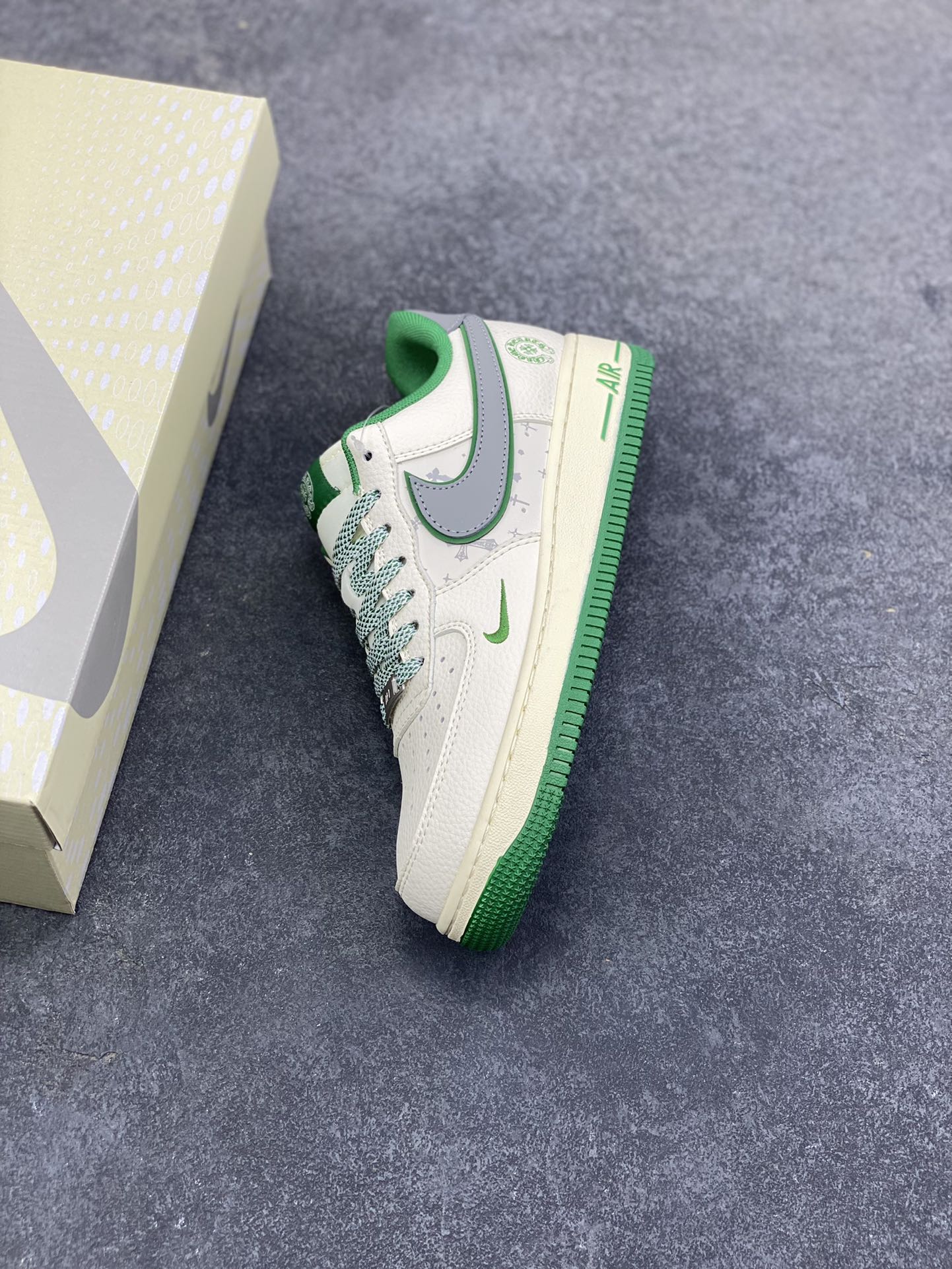 图片[7]-Nike Air Force 1 \’07 Low “克罗心联名——米绿银”空军一号 高端定制 低帮 运动鞋 休闲鞋 折边针车 工艺难度大 原楦头原纸板 原装鞋盒 定制五金配件 内置全掌气垫 原厂鞋底 货号：QW5606-260 尺码：36 36.5 37.5 38 38.5 39 40 40.5 41 42 42.5 43 44 44.5 45-选品中心